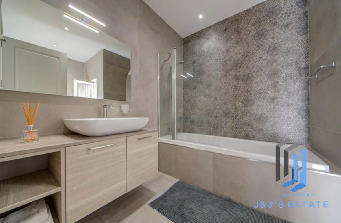 Three-bedroom apartment with sea views in Birgu · 4
