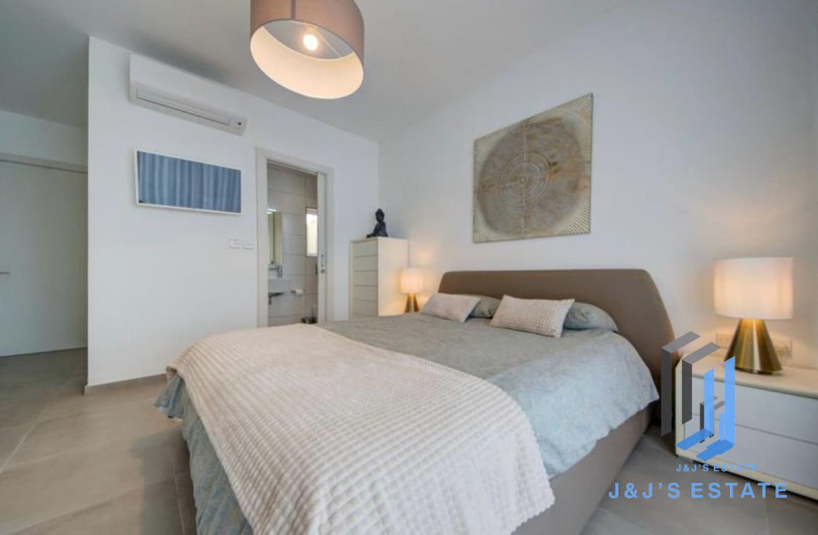 Three-bedroom apartment with sea views in Birgu · 8