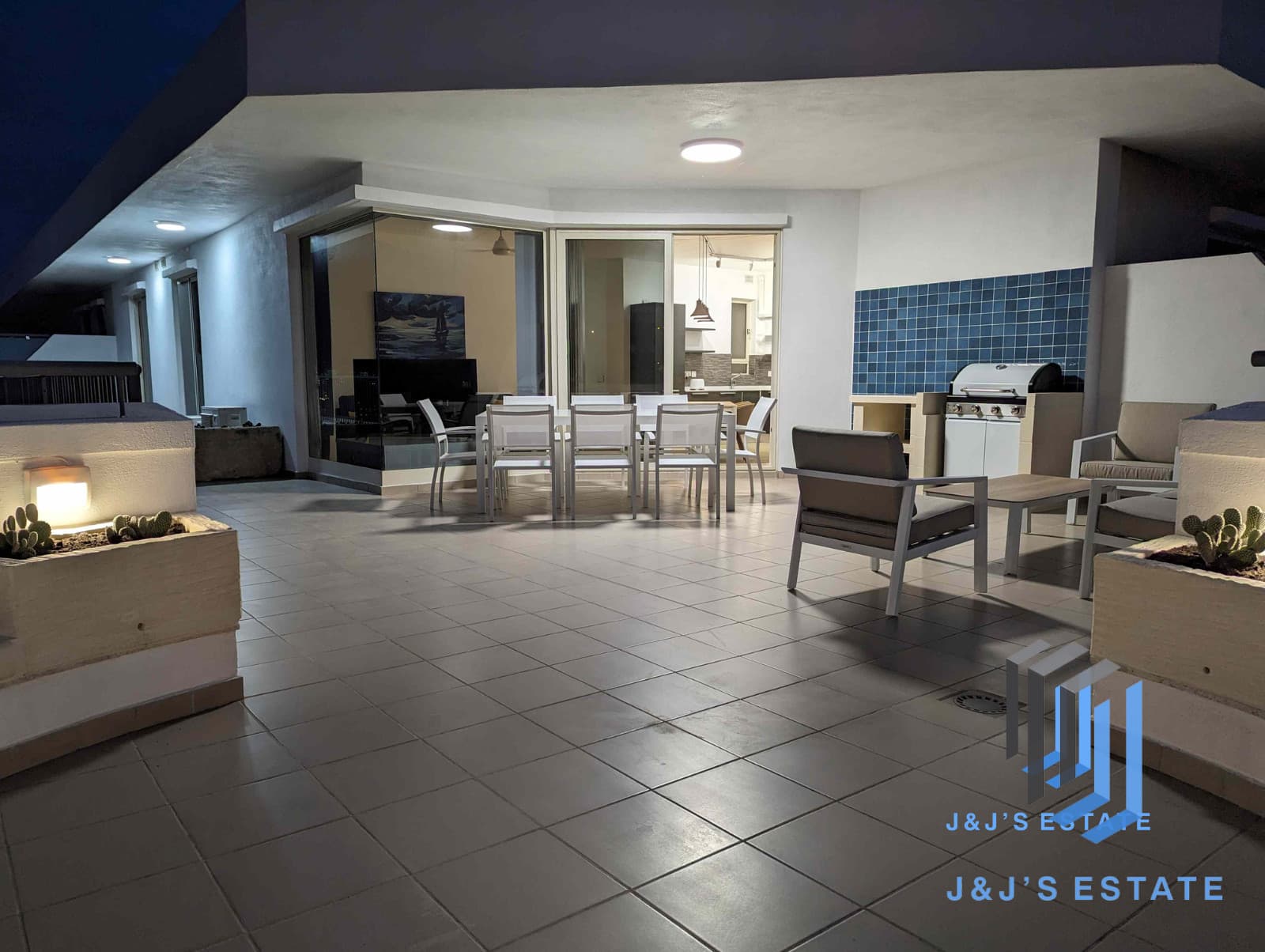 Stunning 2-Bedroom Corner Penthouse in Gzira-Sliema · 2