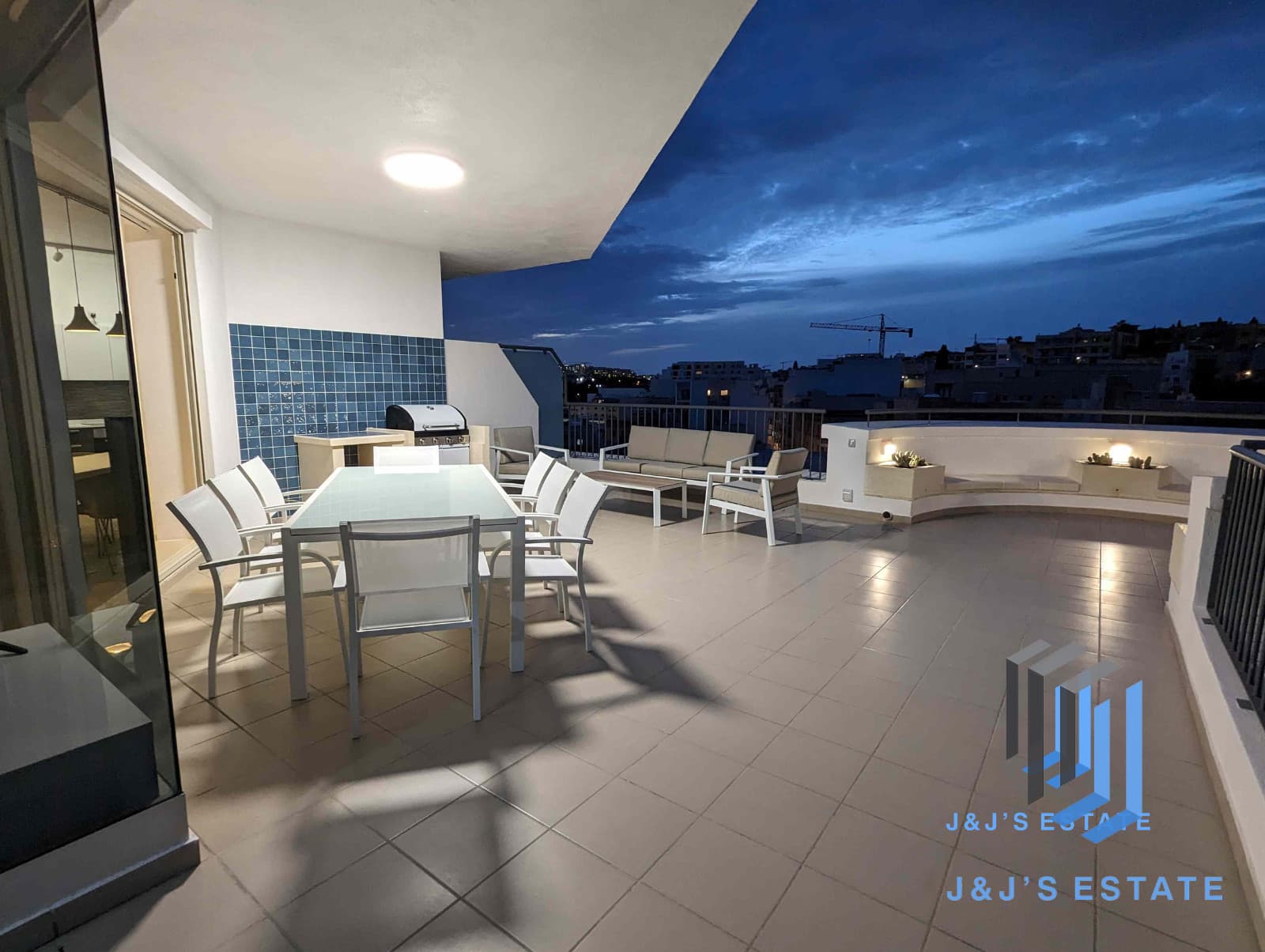 Stunning 2-Bedroom Corner Penthouse in Gzira-Sliema · 3