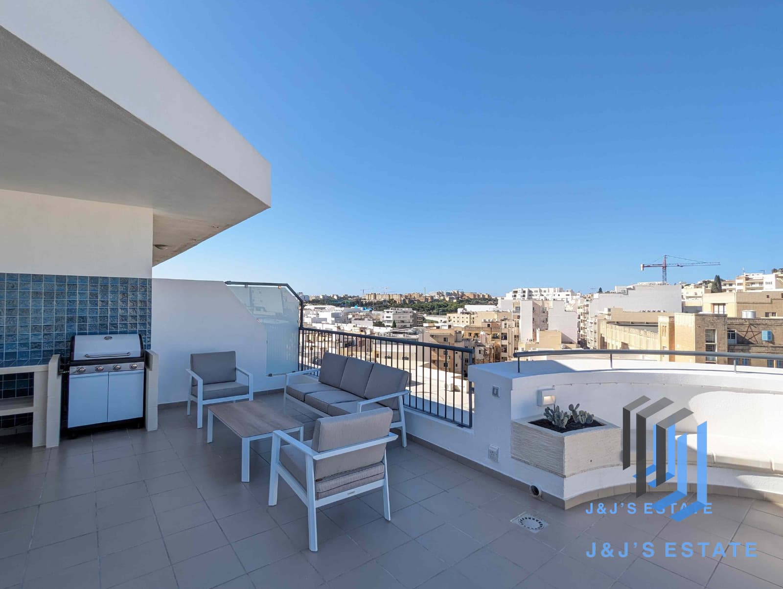 Stunning 2-Bedroom Corner Penthouse in Gzira-Sliema · 4