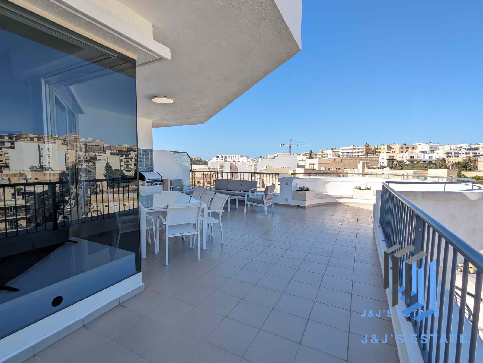 Stunning 2-Bedroom Corner Penthouse in Gzira-Sliema · 5