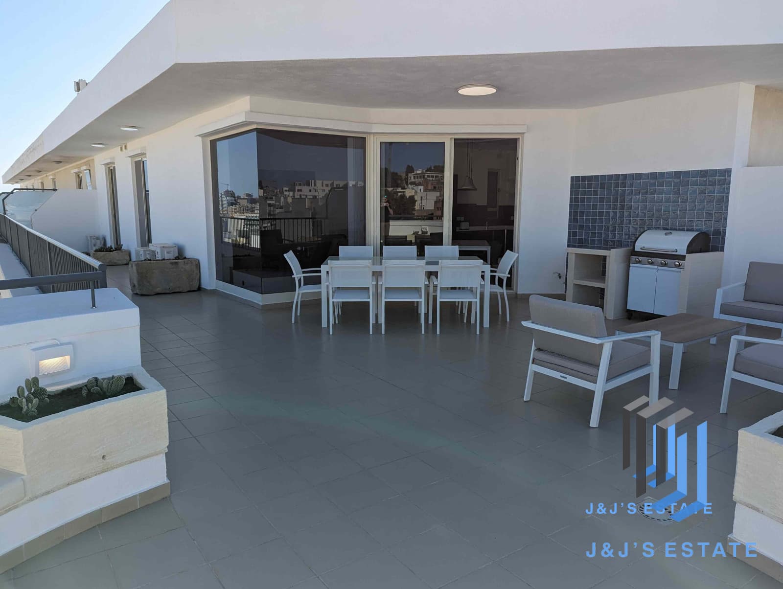 Stunning 2-Bedroom Corner Penthouse in Gzira-Sliema · 6