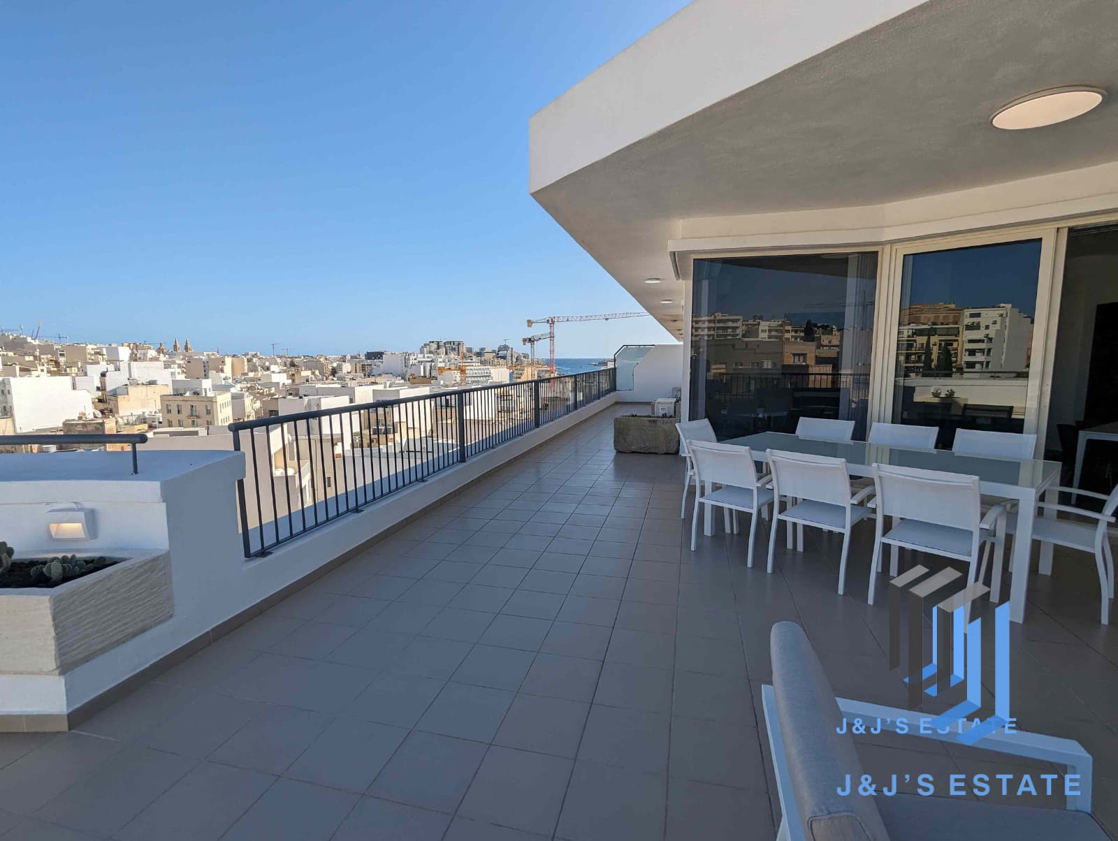 Stunning 2-Bedroom Corner Penthouse in Gzira-Sliema · 7