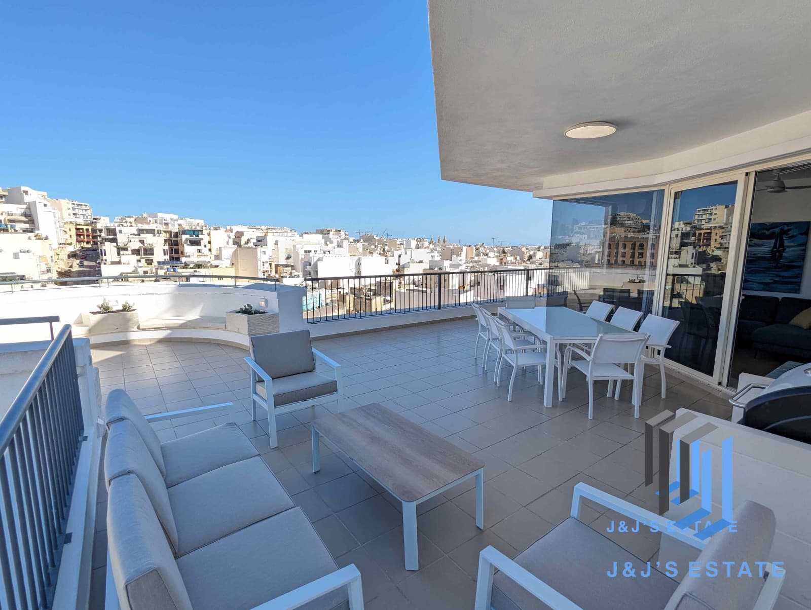 Stunning 2-Bedroom Corner Penthouse in Gzira-Sliema · 8