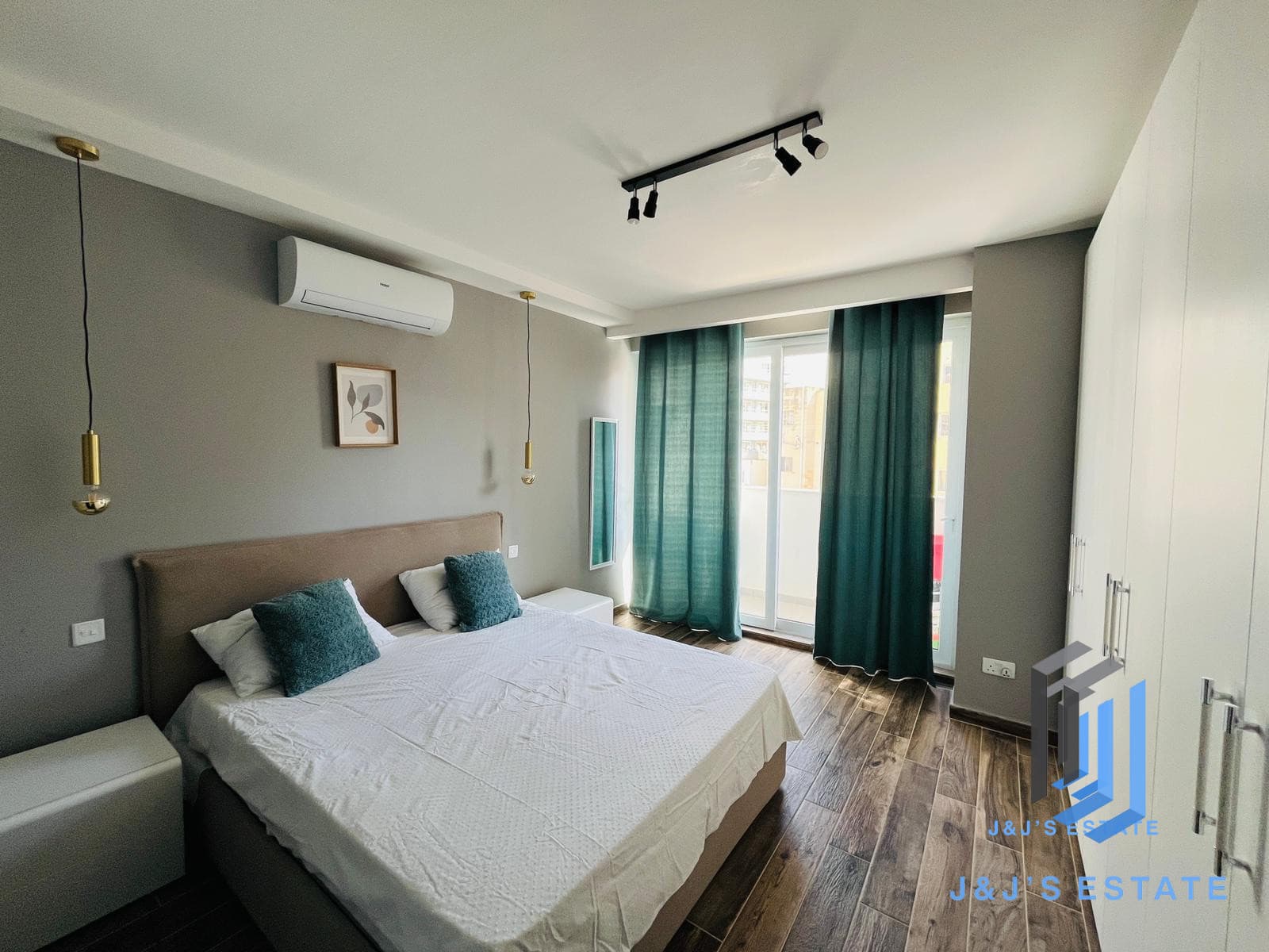Modern 2-Bedroom Apartment in Gzira · 3