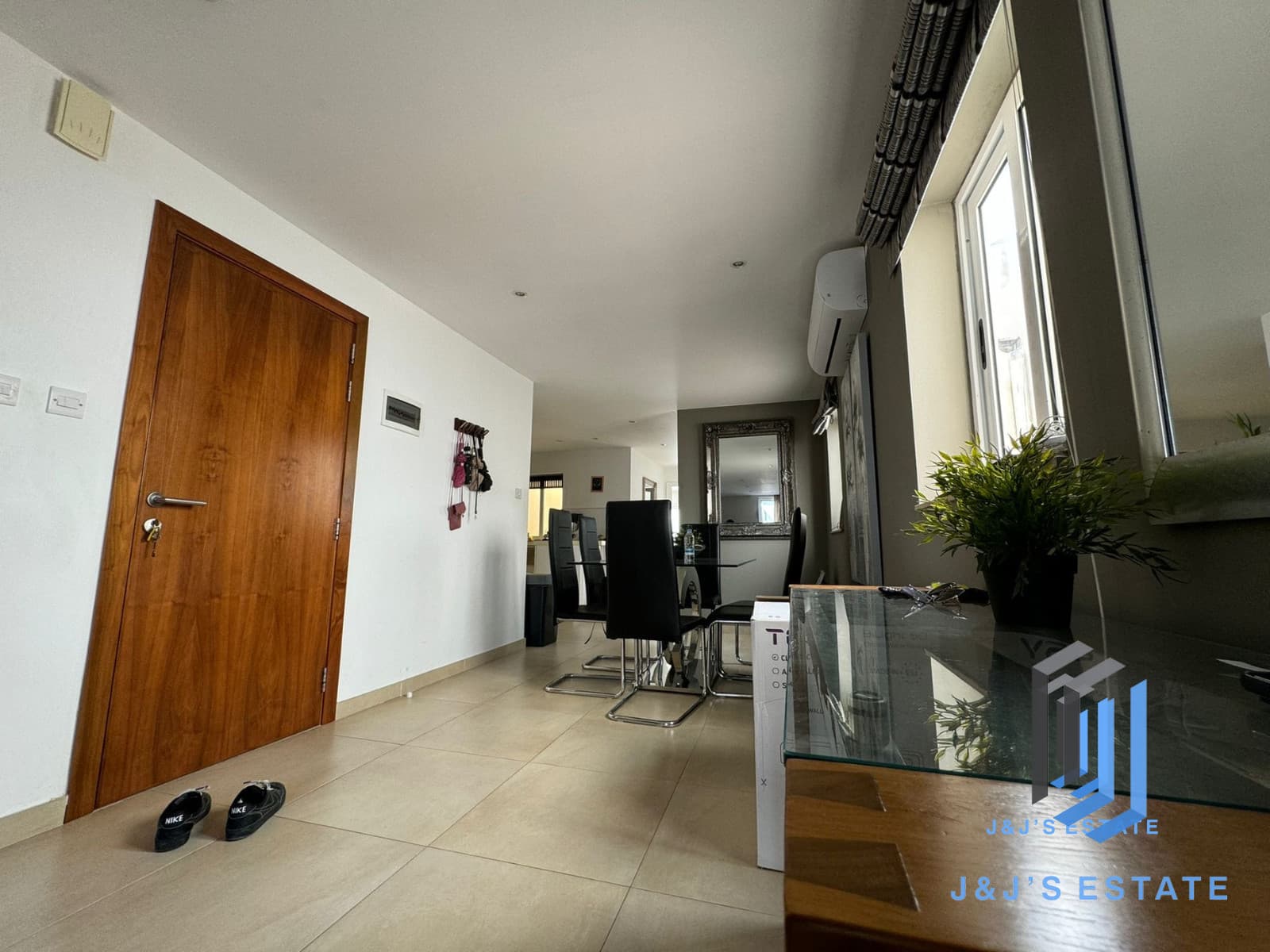 Modern 2-Bedroom Apartment in Tigné, Sliema · 3