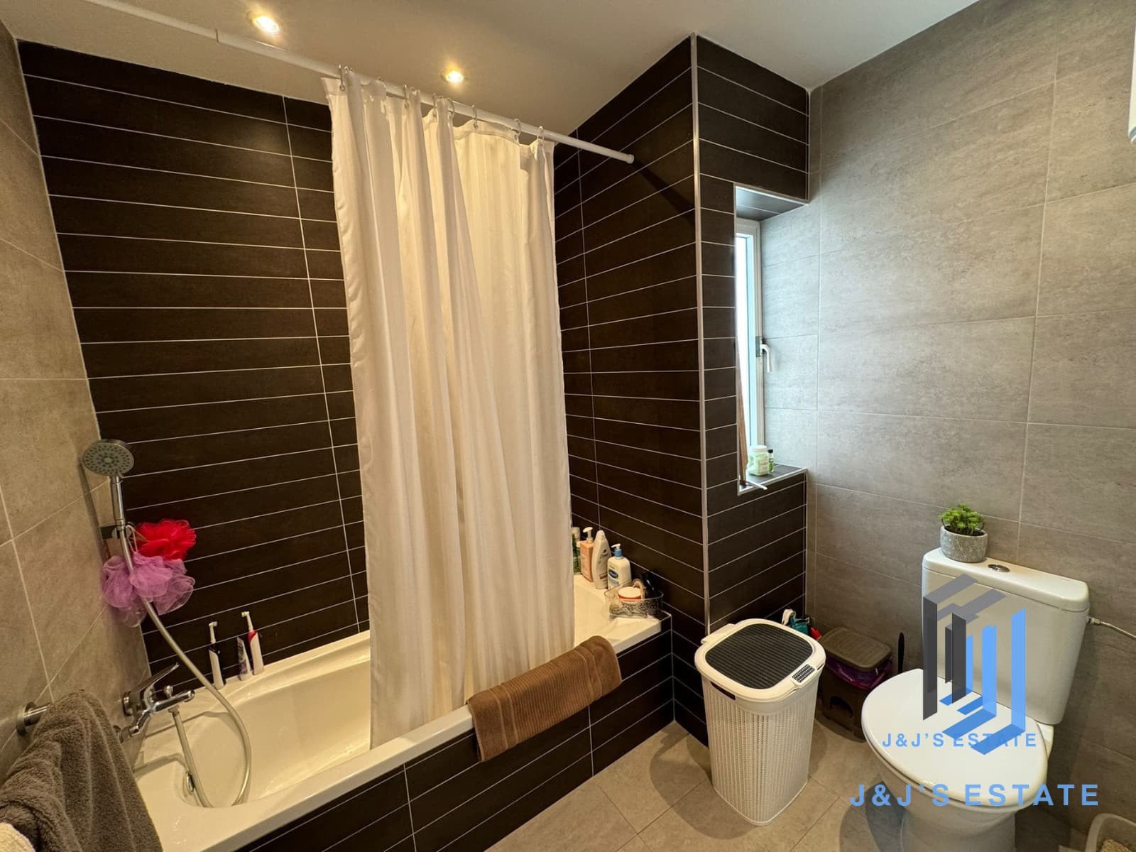 Modern 2-Bedroom Apartment in Tigné, Sliema · 4