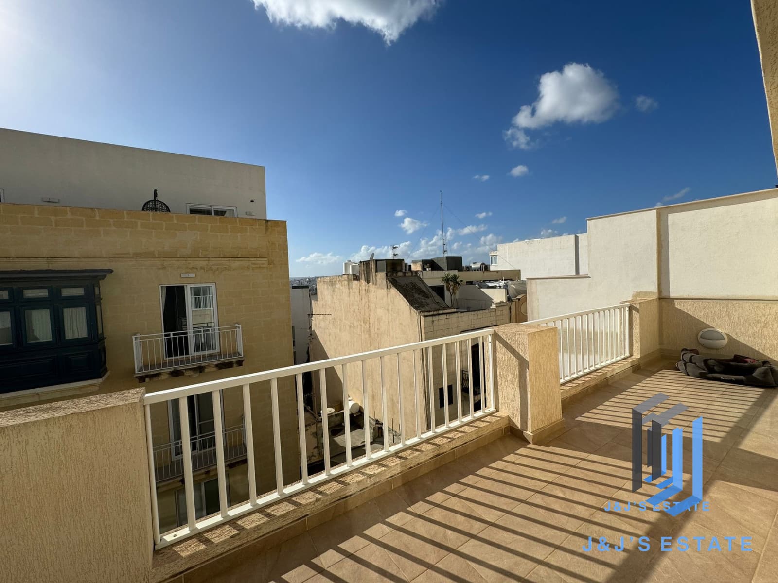 Modern 2-Bedroom Apartment in Tigné, Sliema · 5
