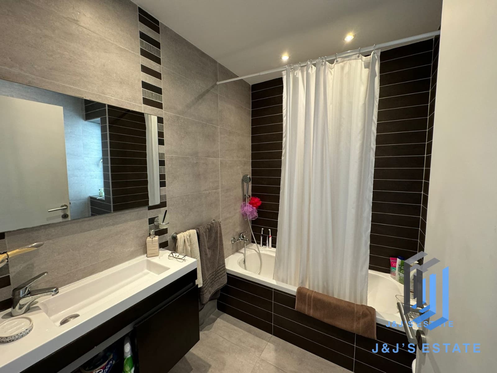 Modern 2-Bedroom Apartment in Tigné, Sliema · 7