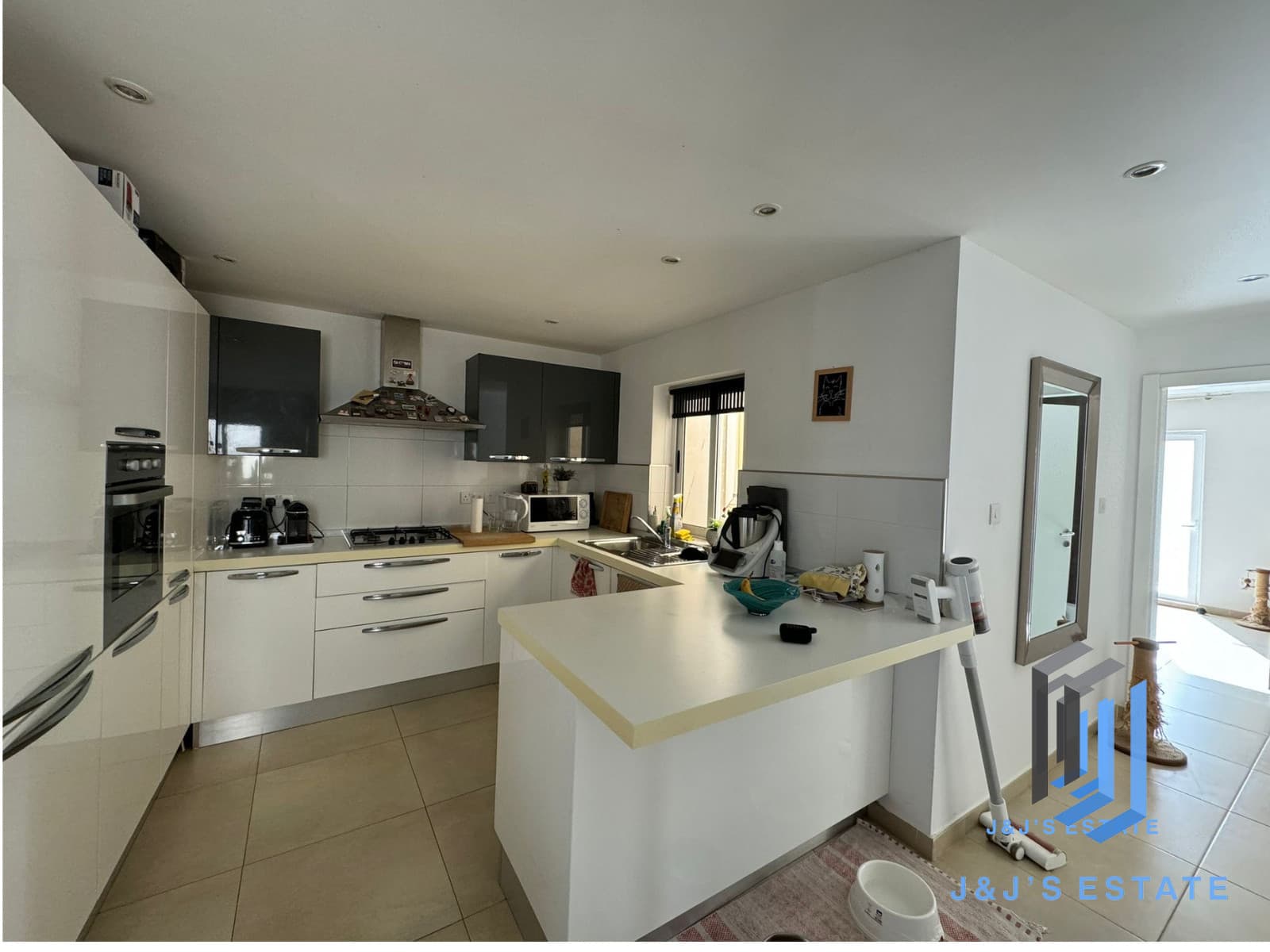 Modern 2-Bedroom Apartment in Tigné, Sliema · 8