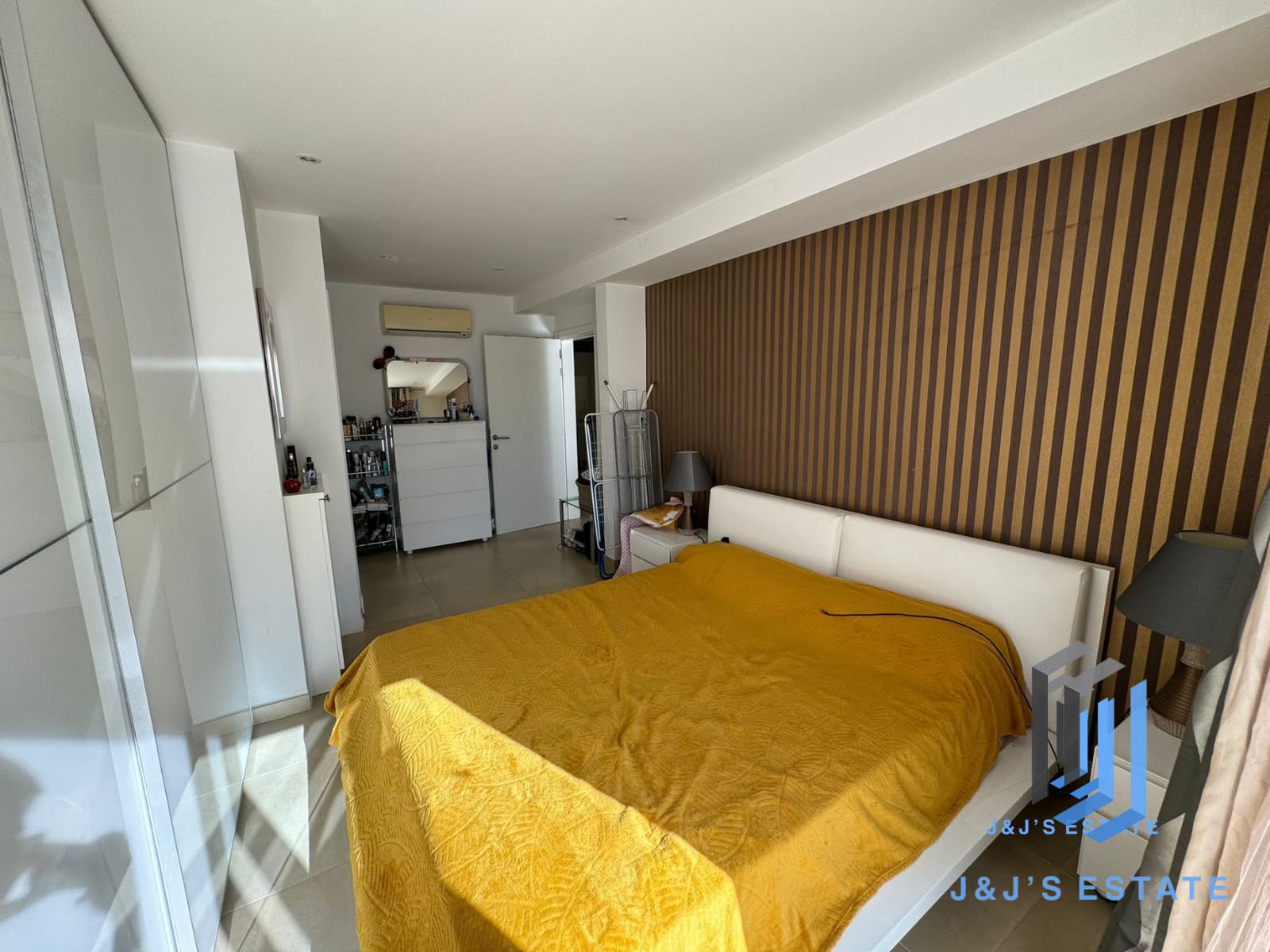 Modern 2-Bedroom Apartment in Tigné, Sliema · 9