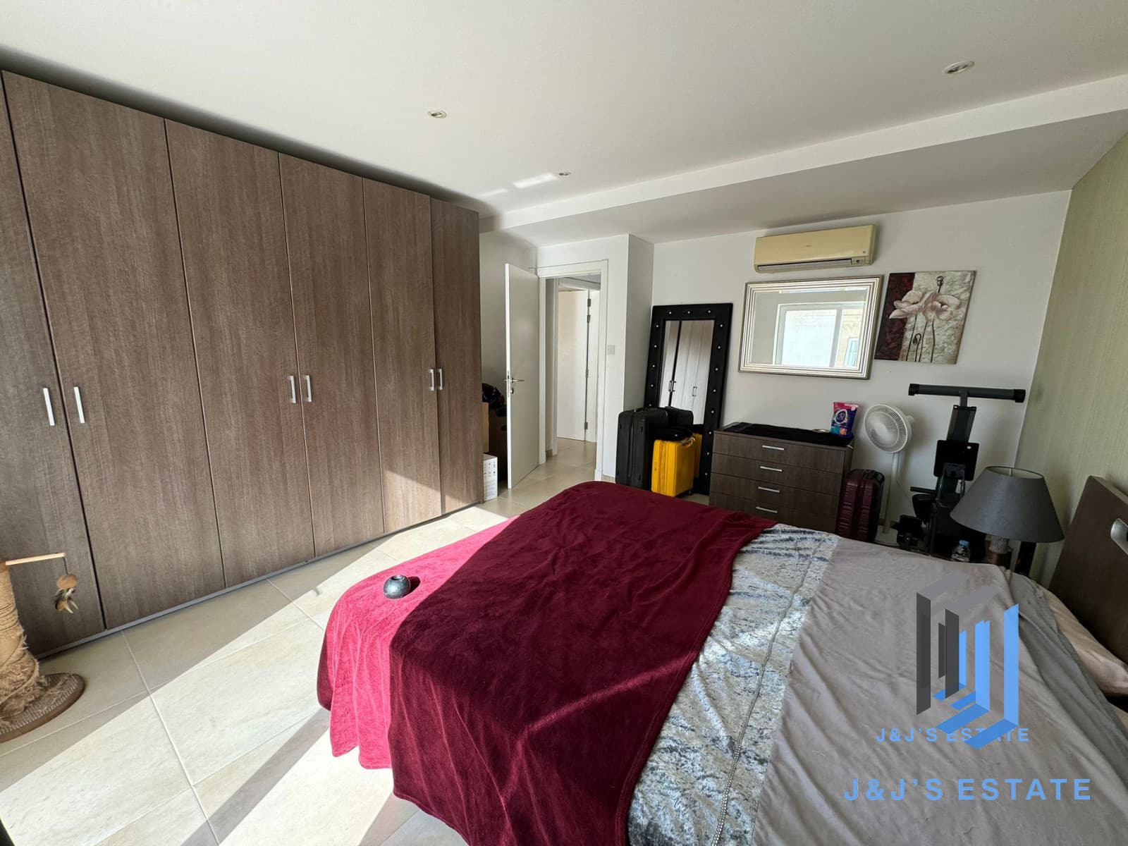 Modern 2-Bedroom Apartment in Tigné, Sliema · 10