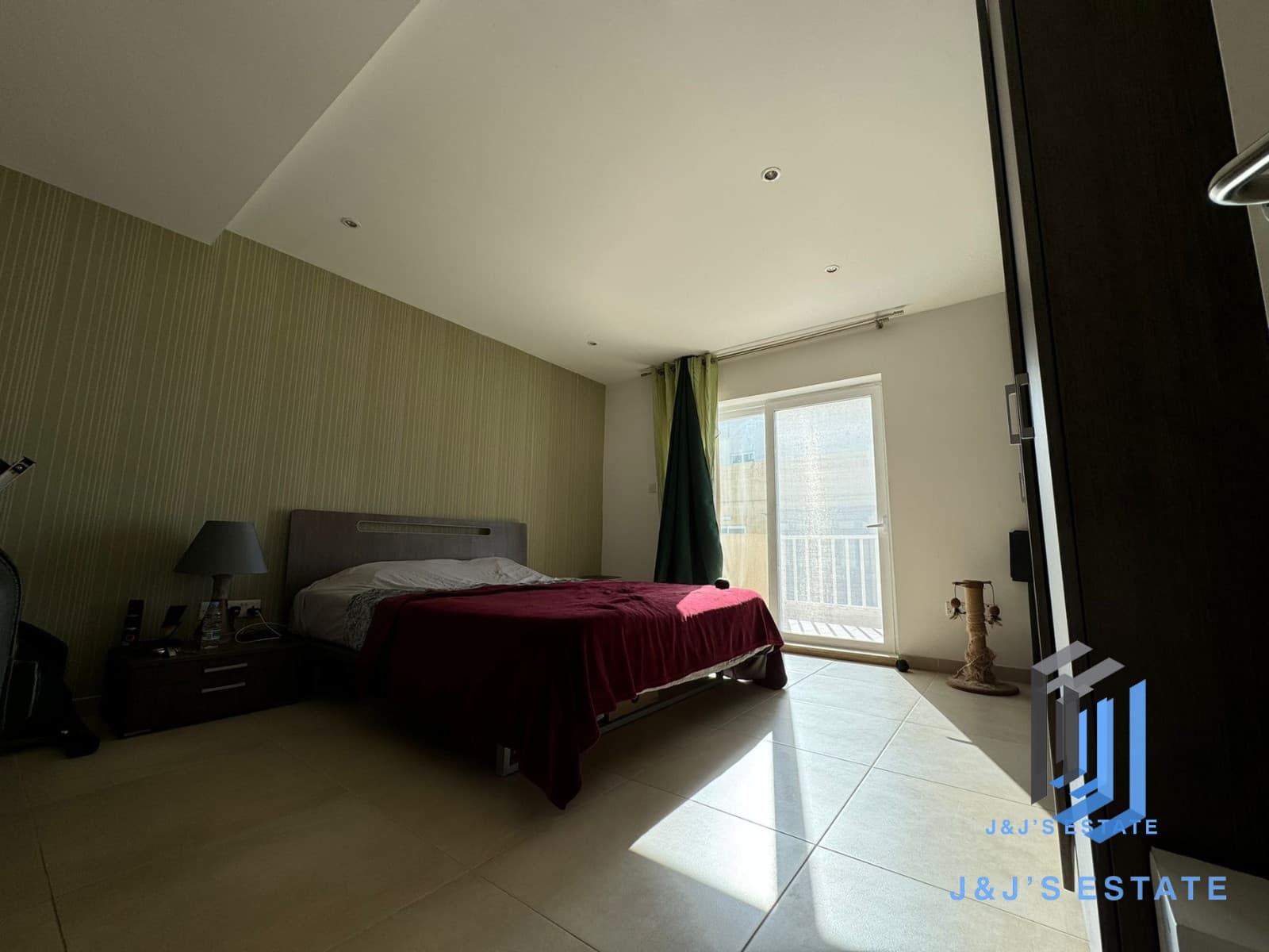 Modern 2-Bedroom Apartment in Tigné, Sliema · 11
