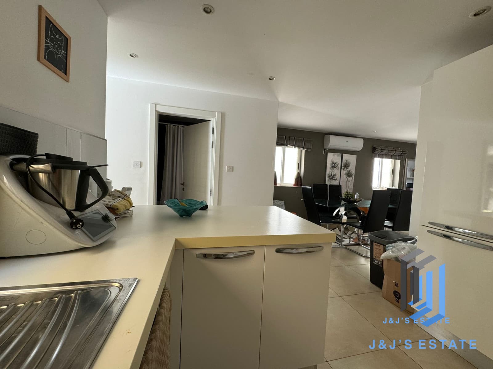 Modern 2-Bedroom Apartment in Tigné, Sliema · 12