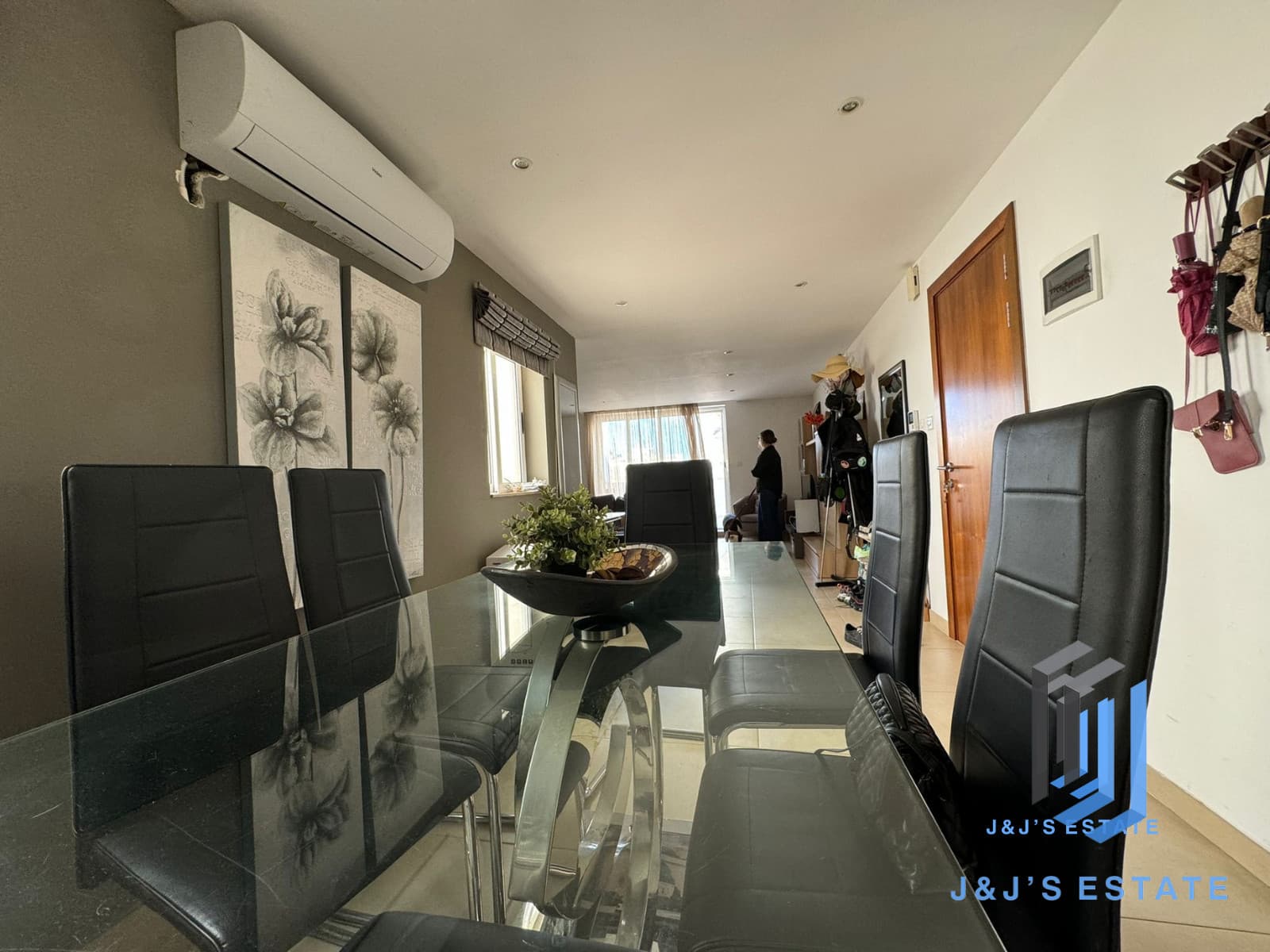 Modern 2-Bedroom Apartment in Tigné, Sliema · 17