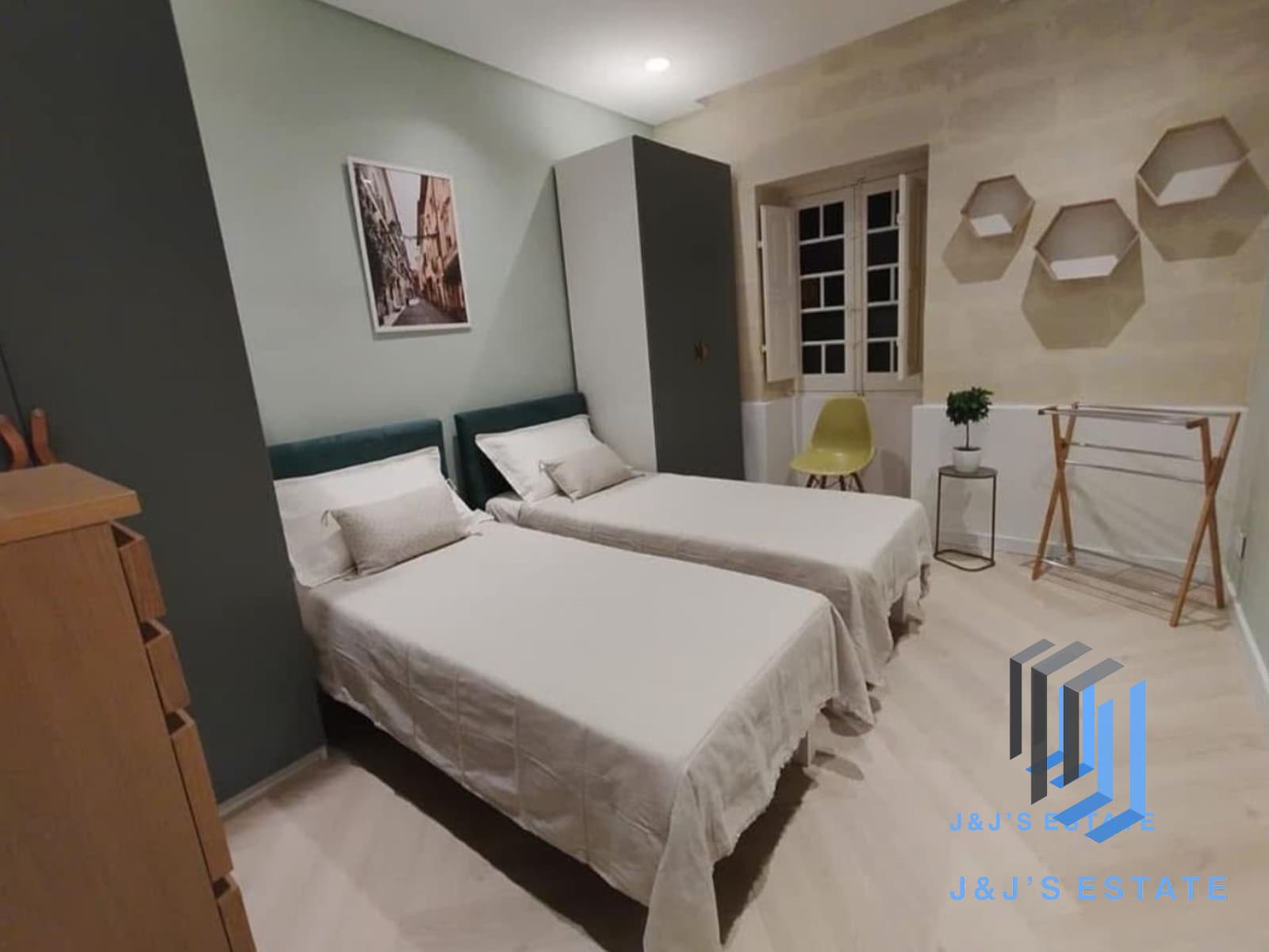 Elegant 2-Bedroom Apartment Near Balluta Bay Beach · 2
