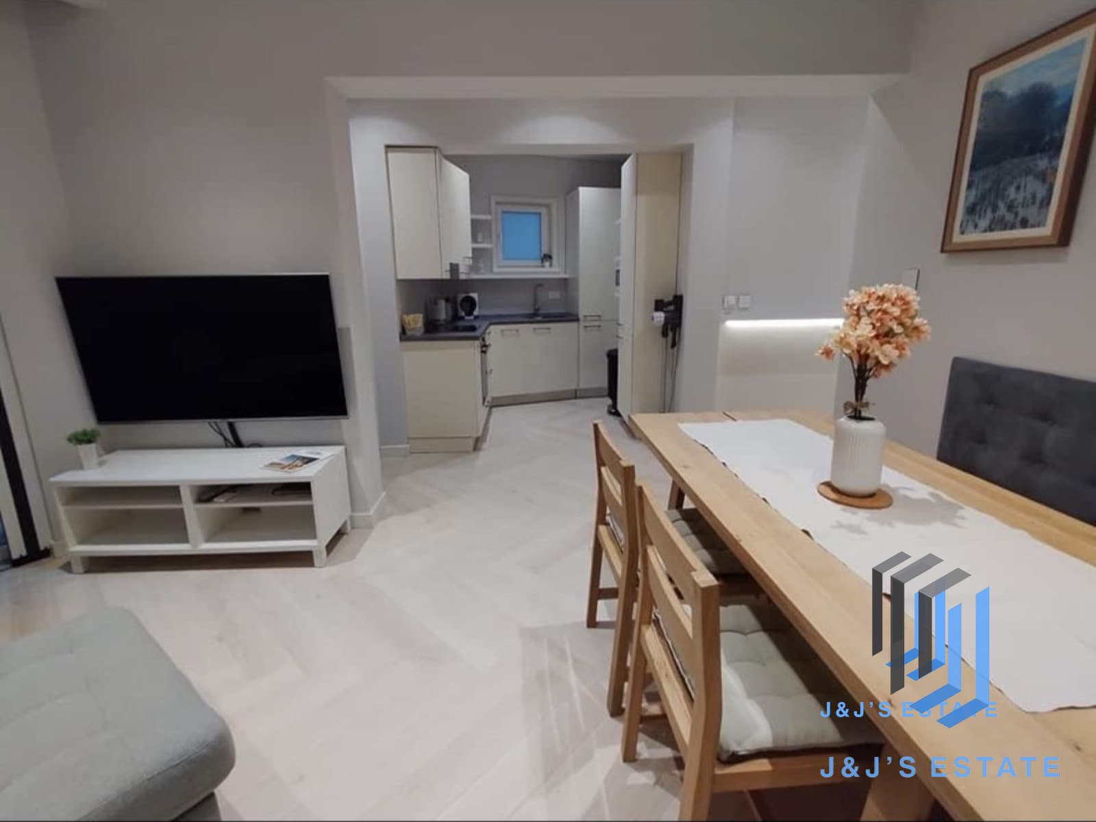 Elegant 2-Bedroom Apartment Near Balluta Bay Beach · 3