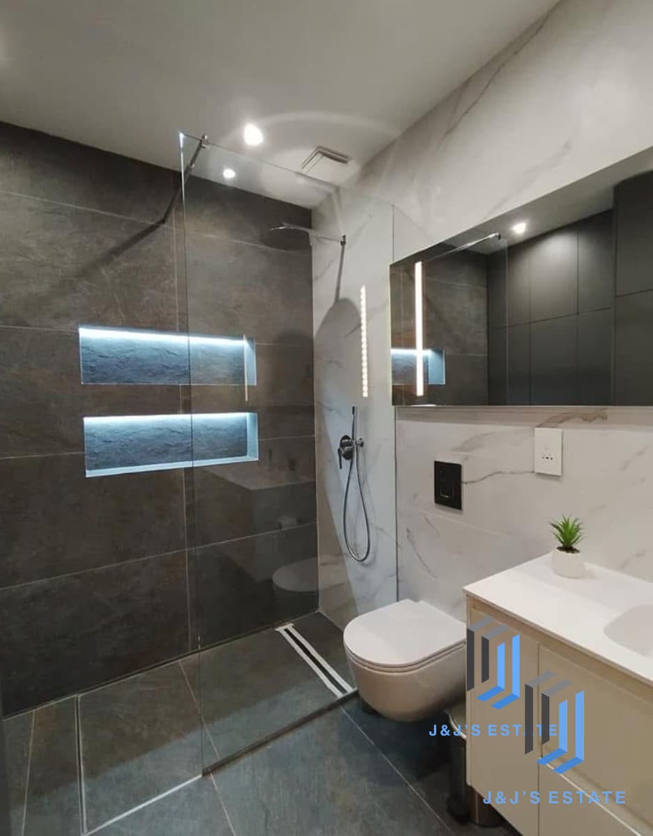 Elegant 2-Bedroom Apartment Near Balluta Bay Beach · 5