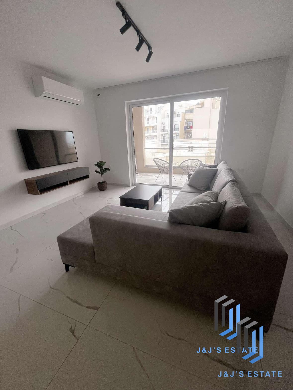 Bright & Modern Apartment in Marsaskala · 4