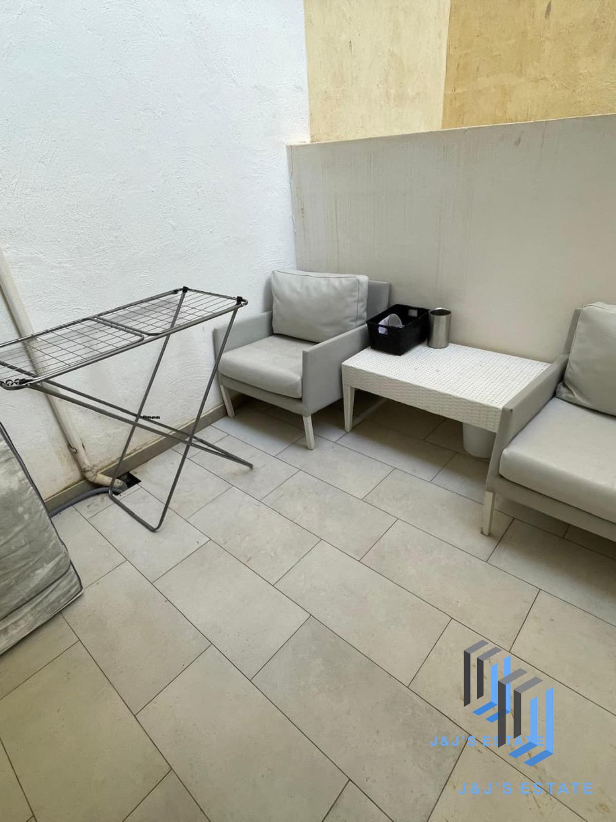 Studio apartment with terrace in central Sliema · 3