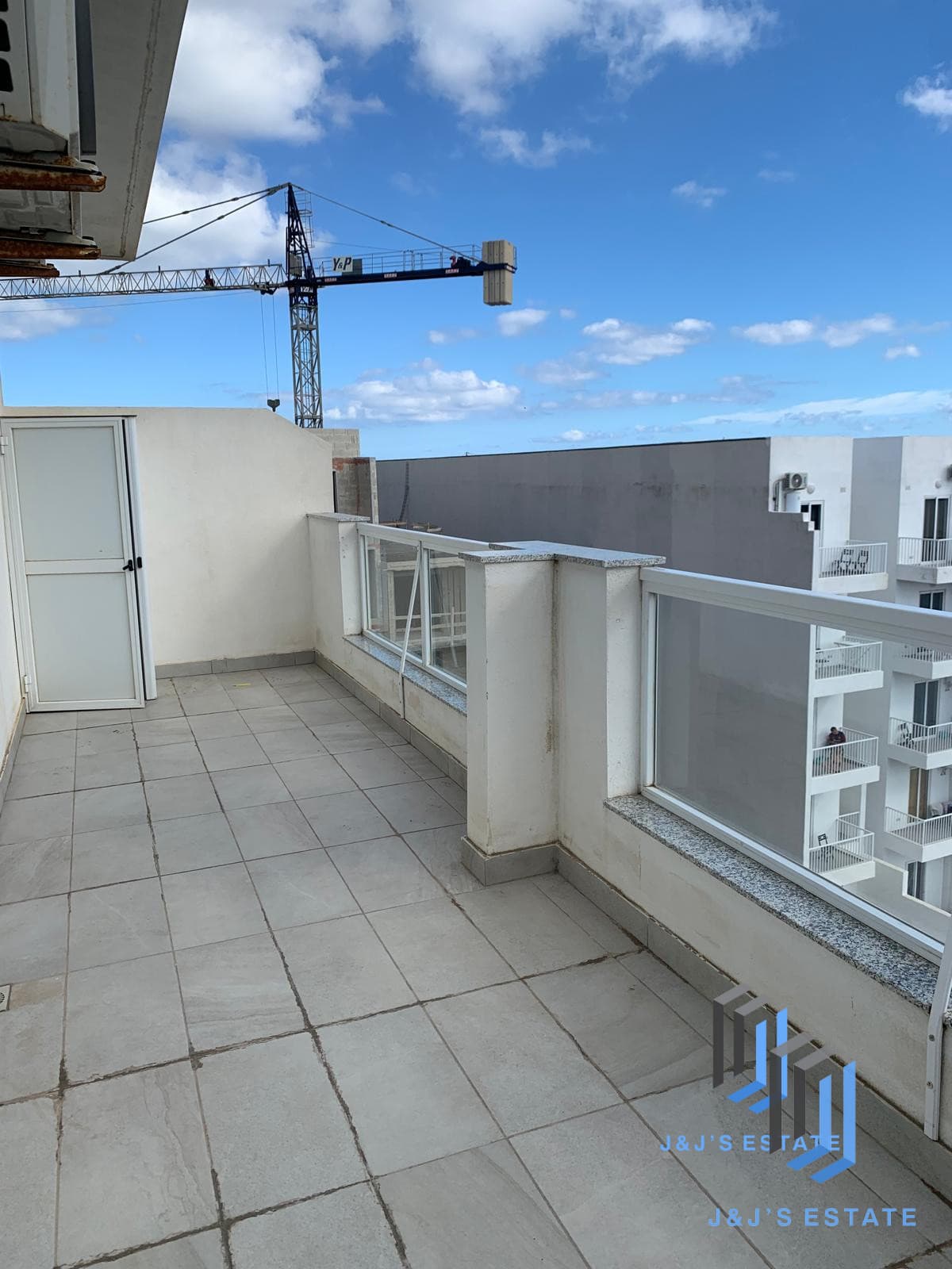 Modern 2-Bedroom Penthouse in Ibragg · 1