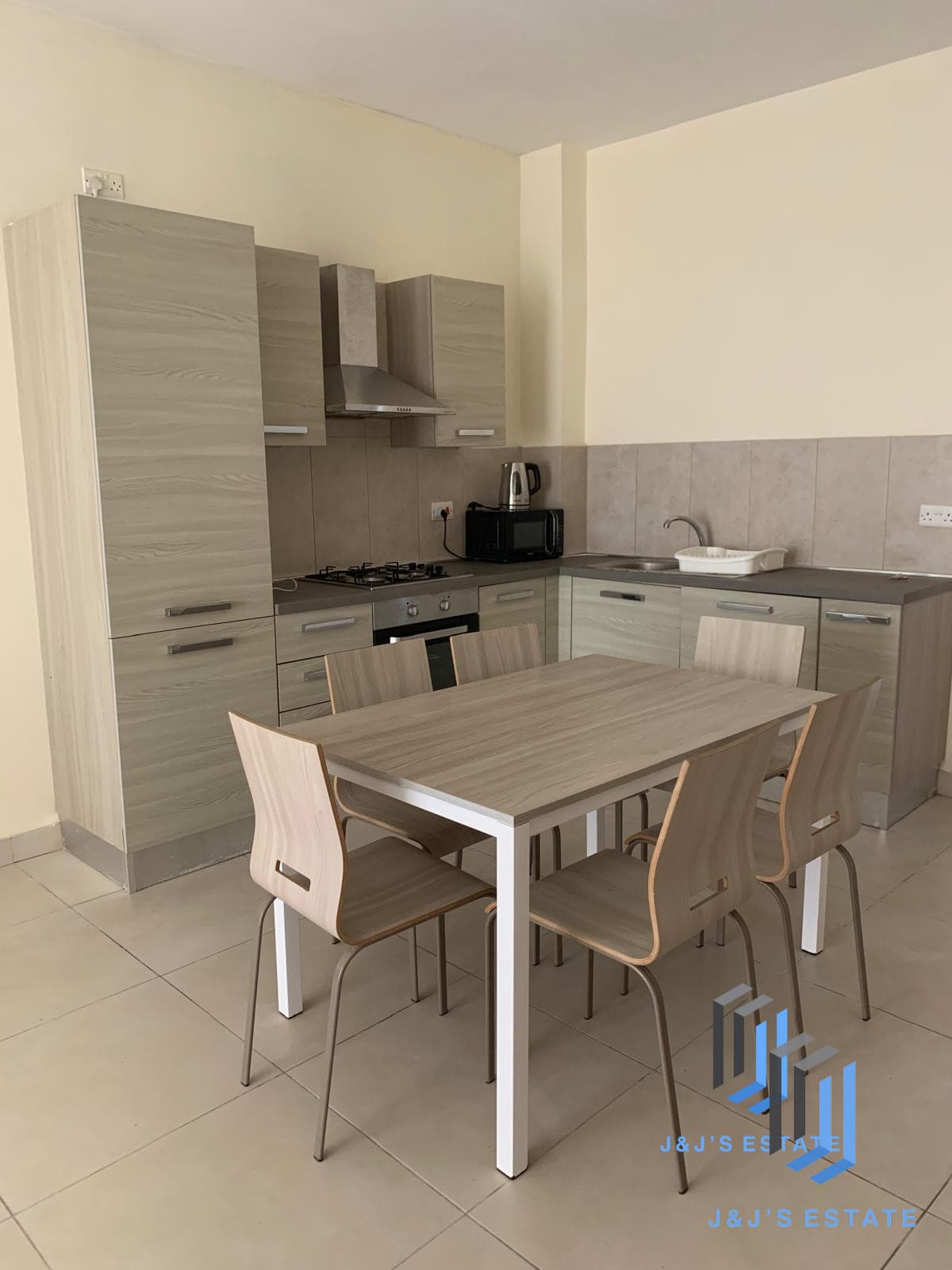 Modern 2-Bedroom Penthouse in Ibragg · 2