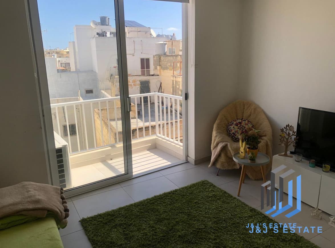 One-bedroom apartment with balcony in central Sliema · 1