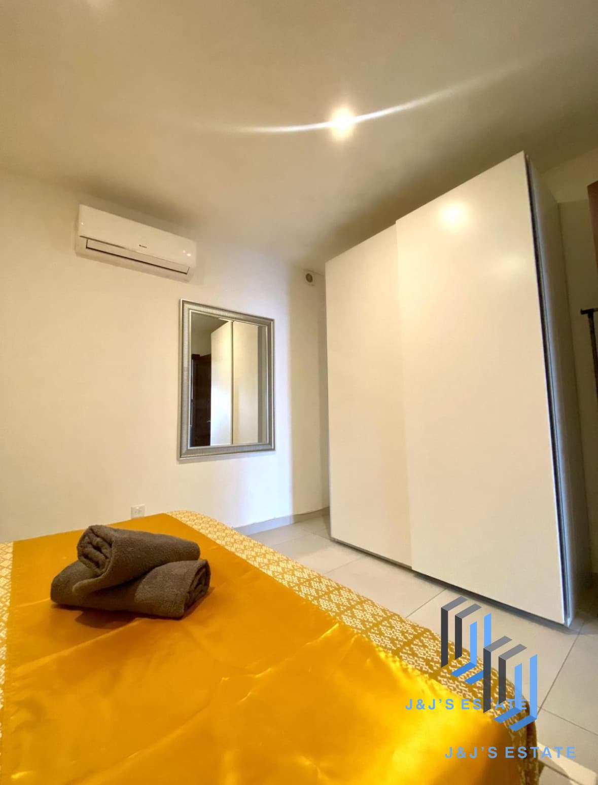 One-bedroom apartment with balcony in central Sliema · 5