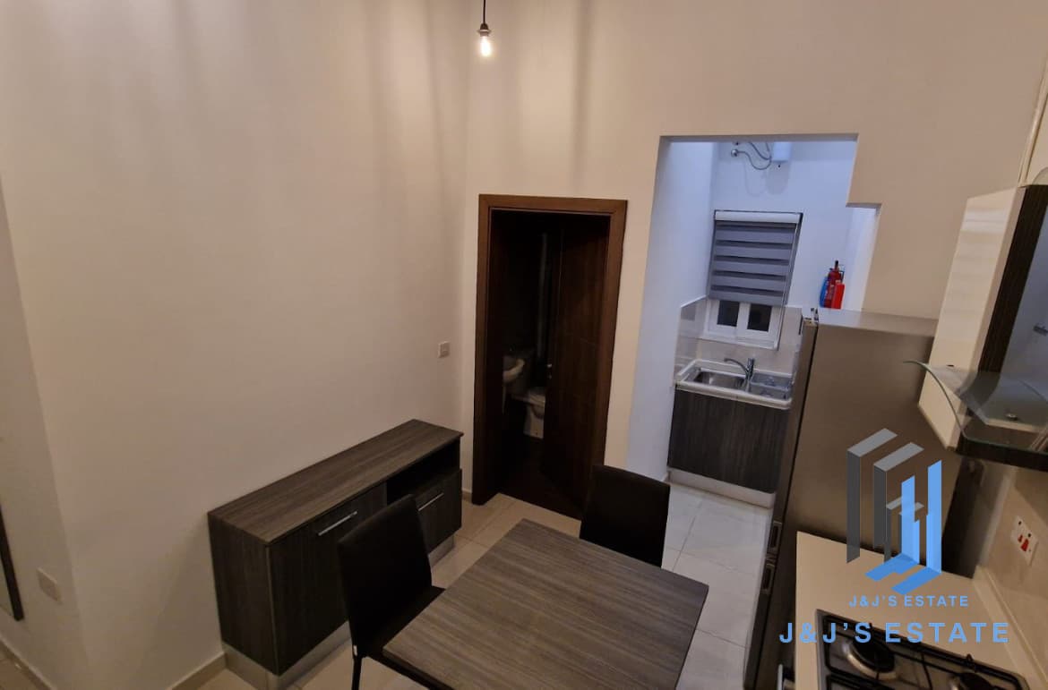Cozy 1-Bedroom Maisonette in Sliema · 8