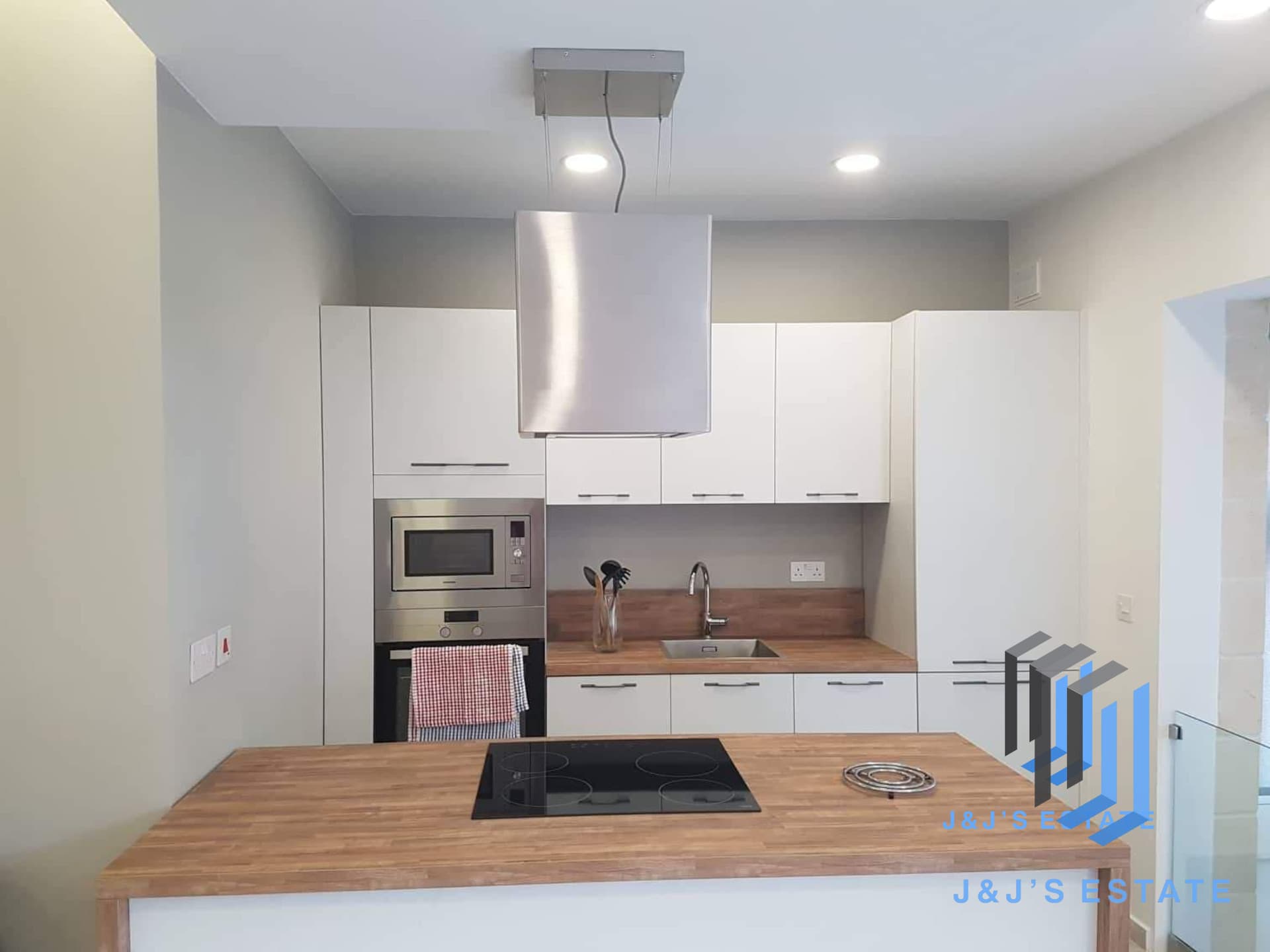 Two-bedroom apartment with traditional balcony in Gzira · 1