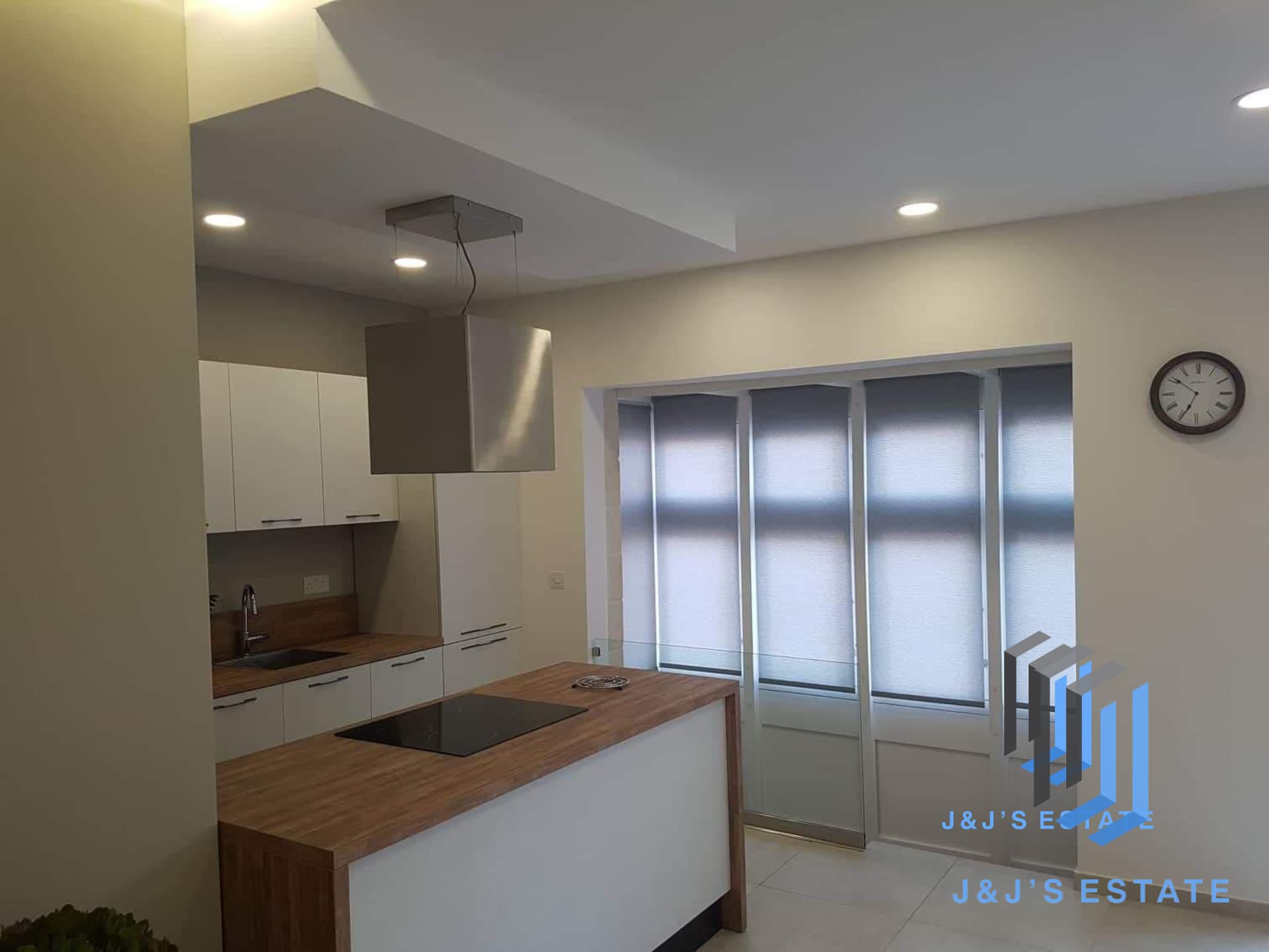 Two-bedroom apartment with traditional balcony in Gzira · 2
