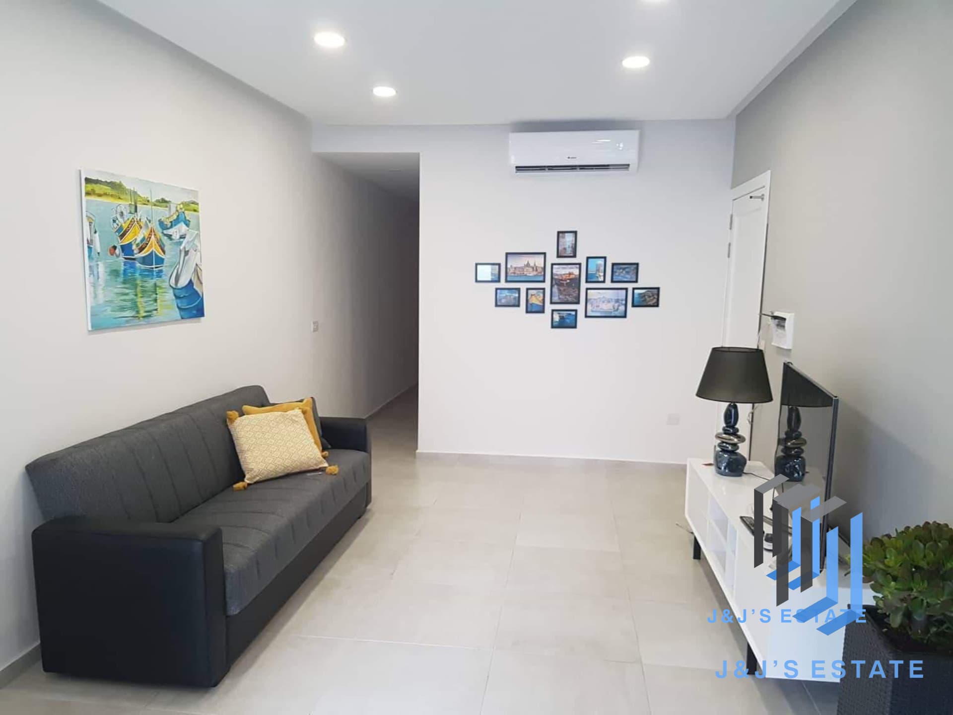 Two-bedroom apartment with traditional balcony in Gzira · 4