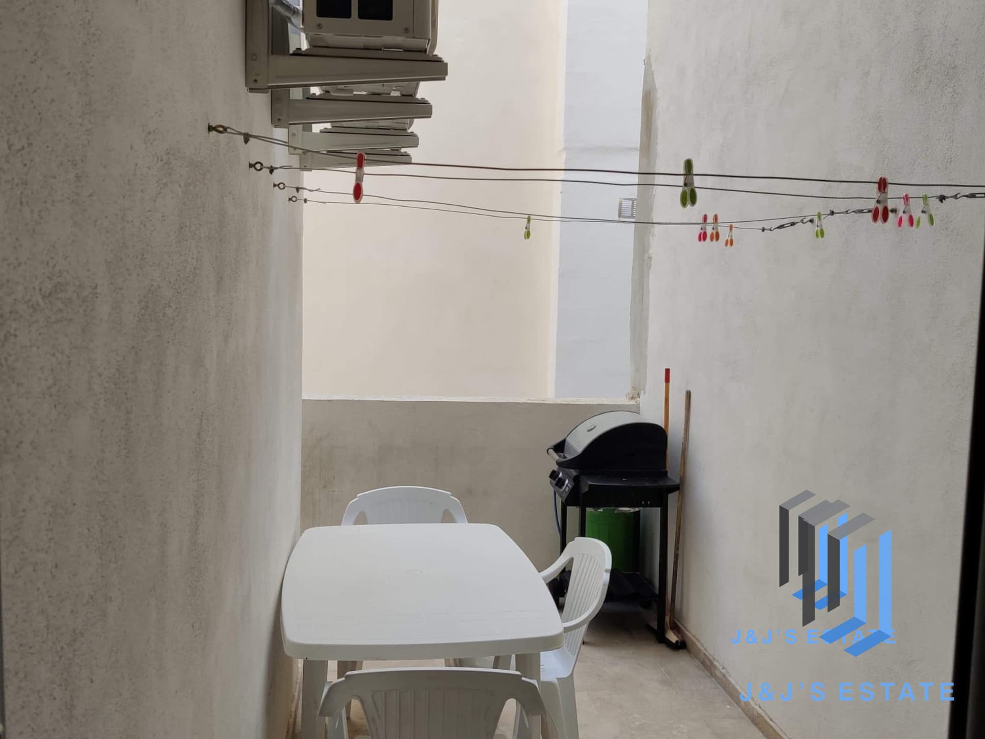 Two-bedroom apartment with traditional balcony in Gzira · 8