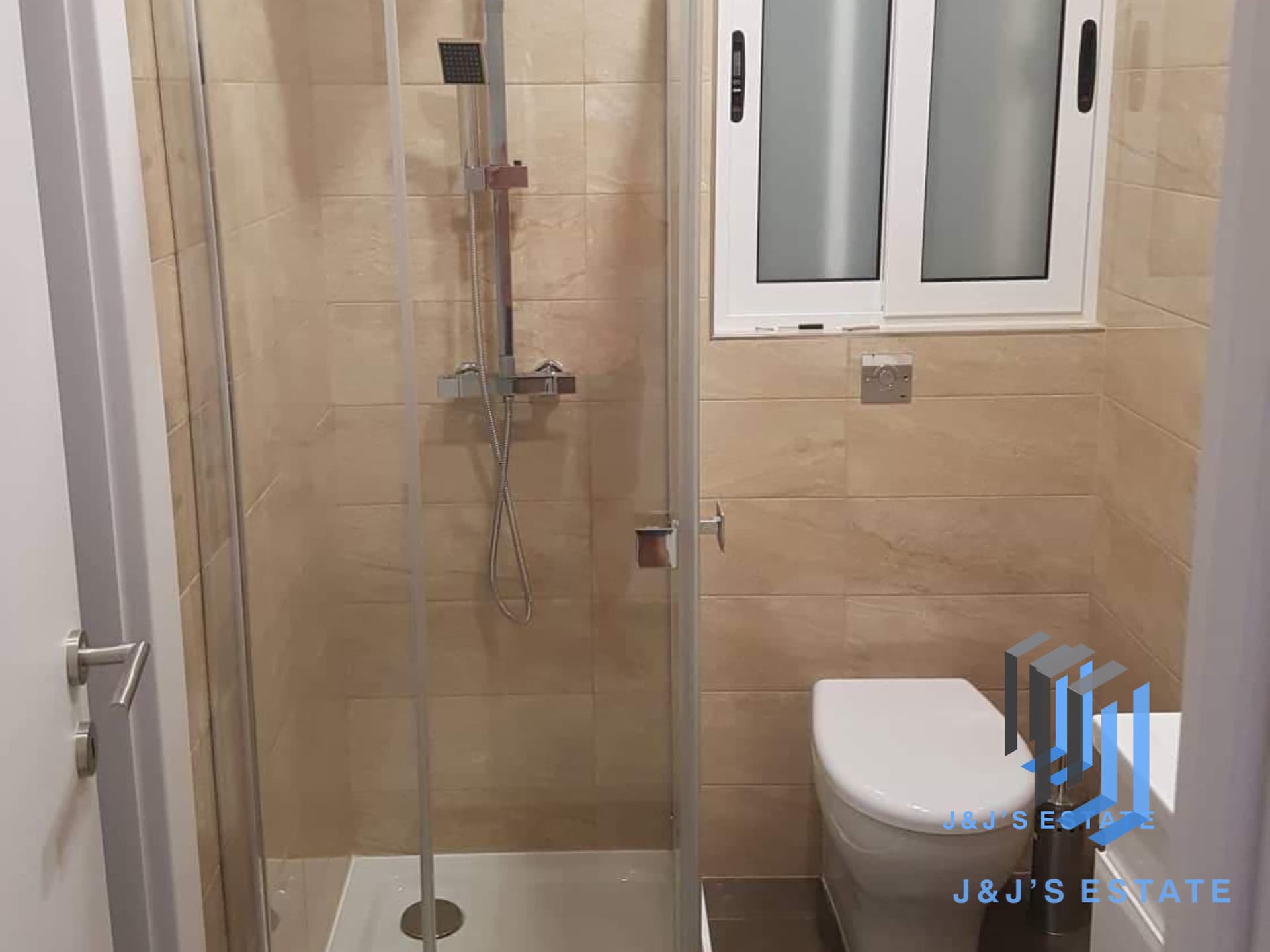 Two-bedroom apartment with traditional balcony in Gzira · 9
