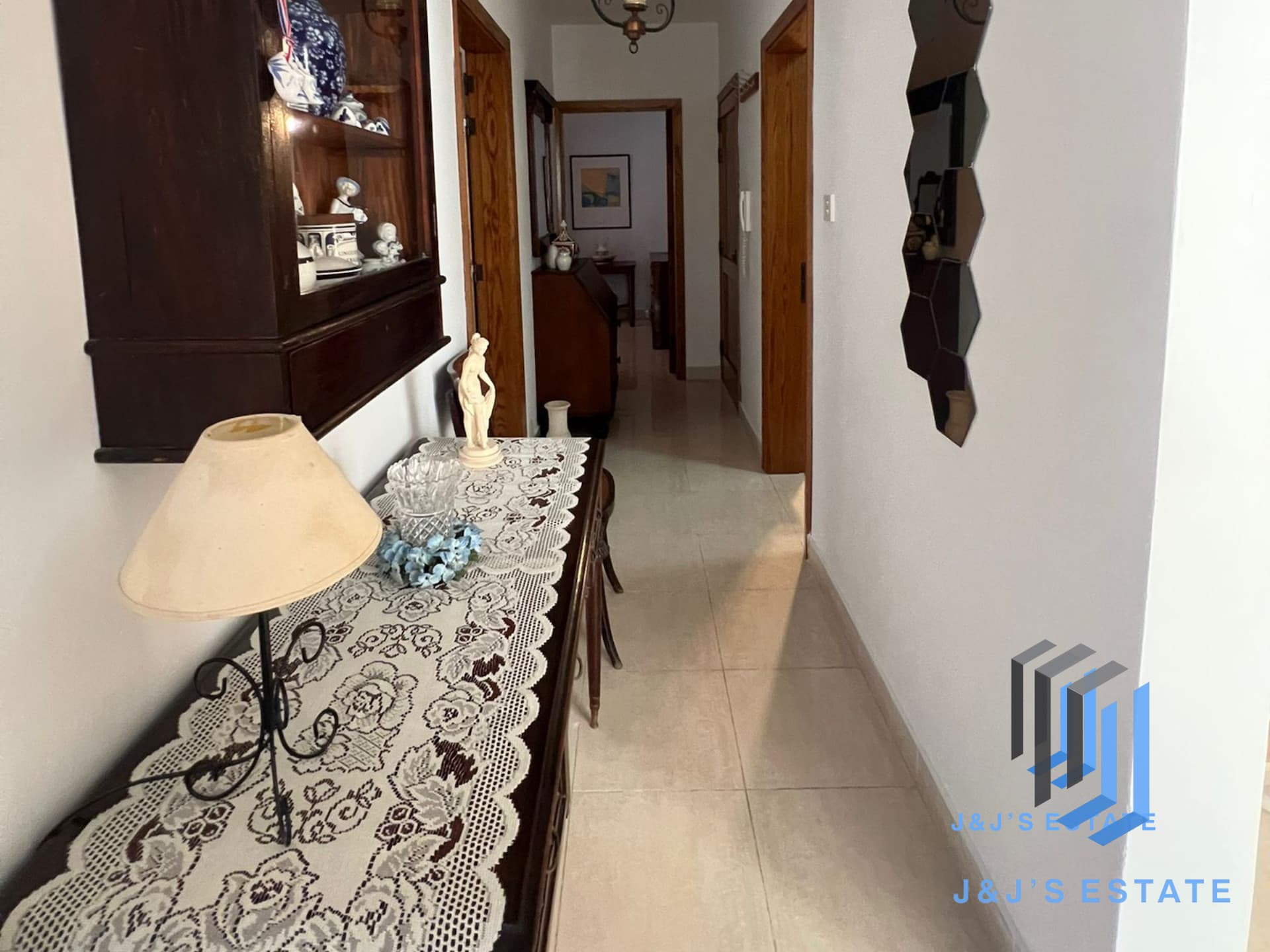 Cozy 2-Bedroom Apartment in Sliema · 3