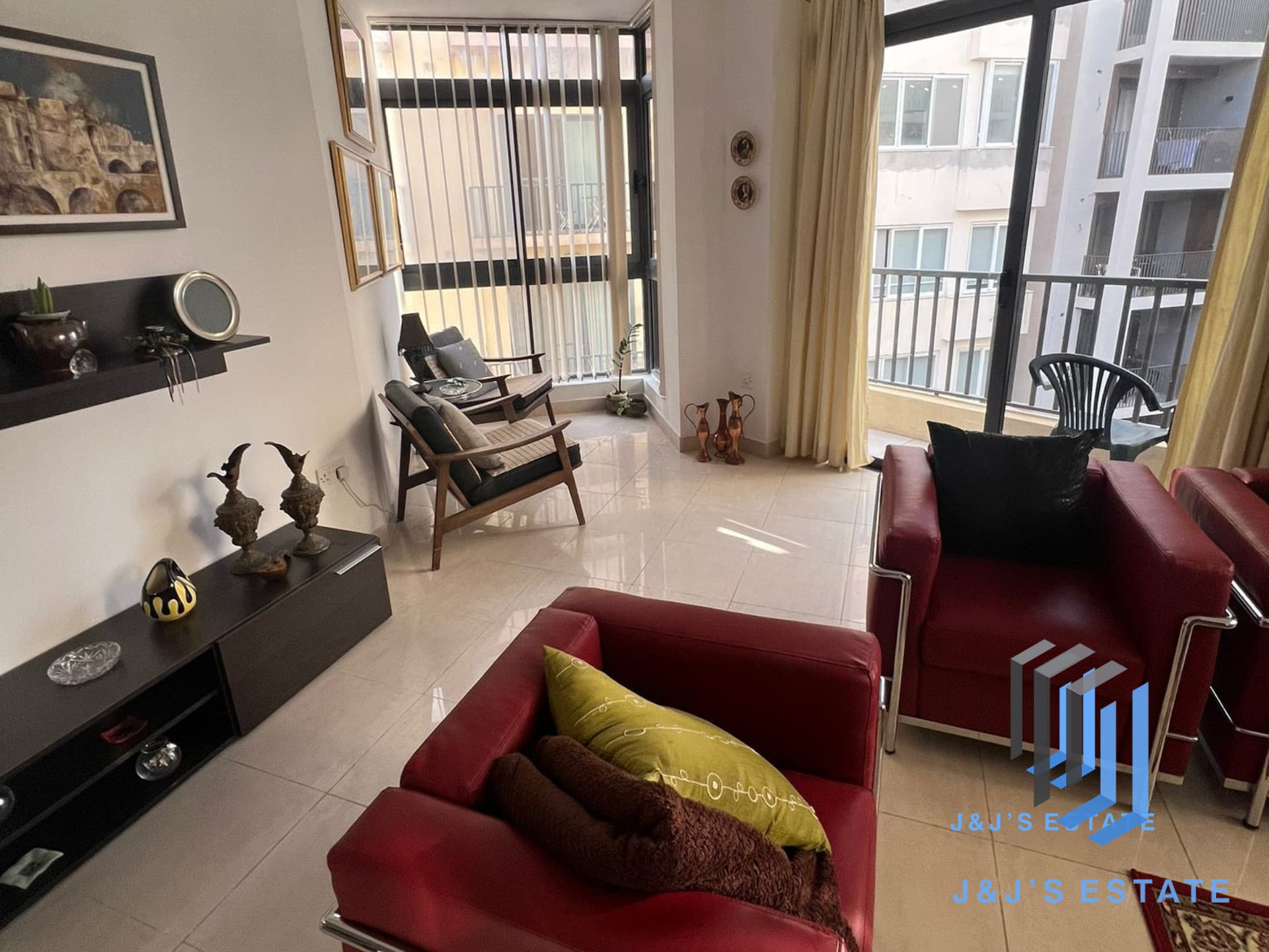 Cozy 2-Bedroom Apartment in Sliema · 4