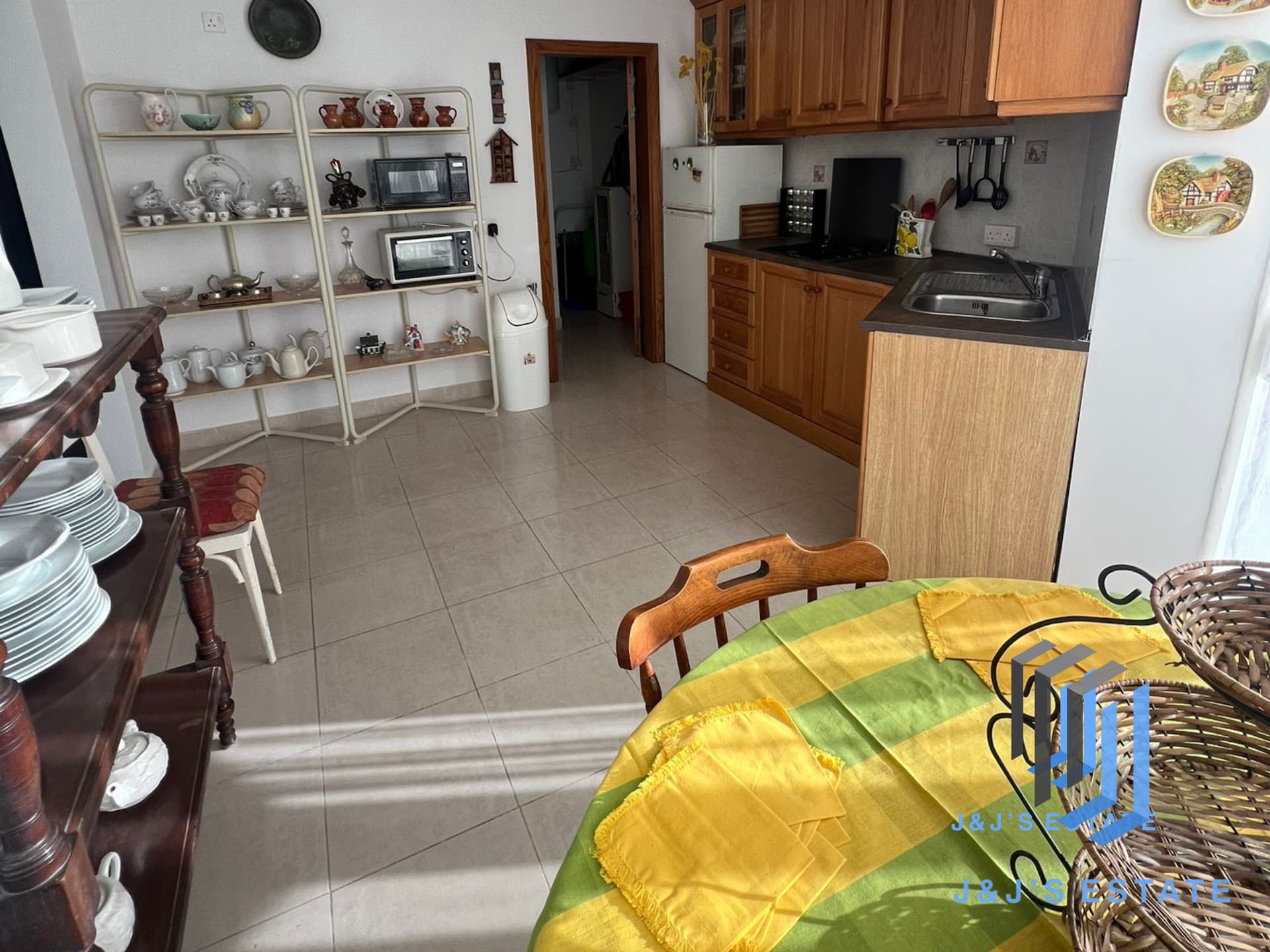 Cozy 2-Bedroom Apartment in Sliema · 5