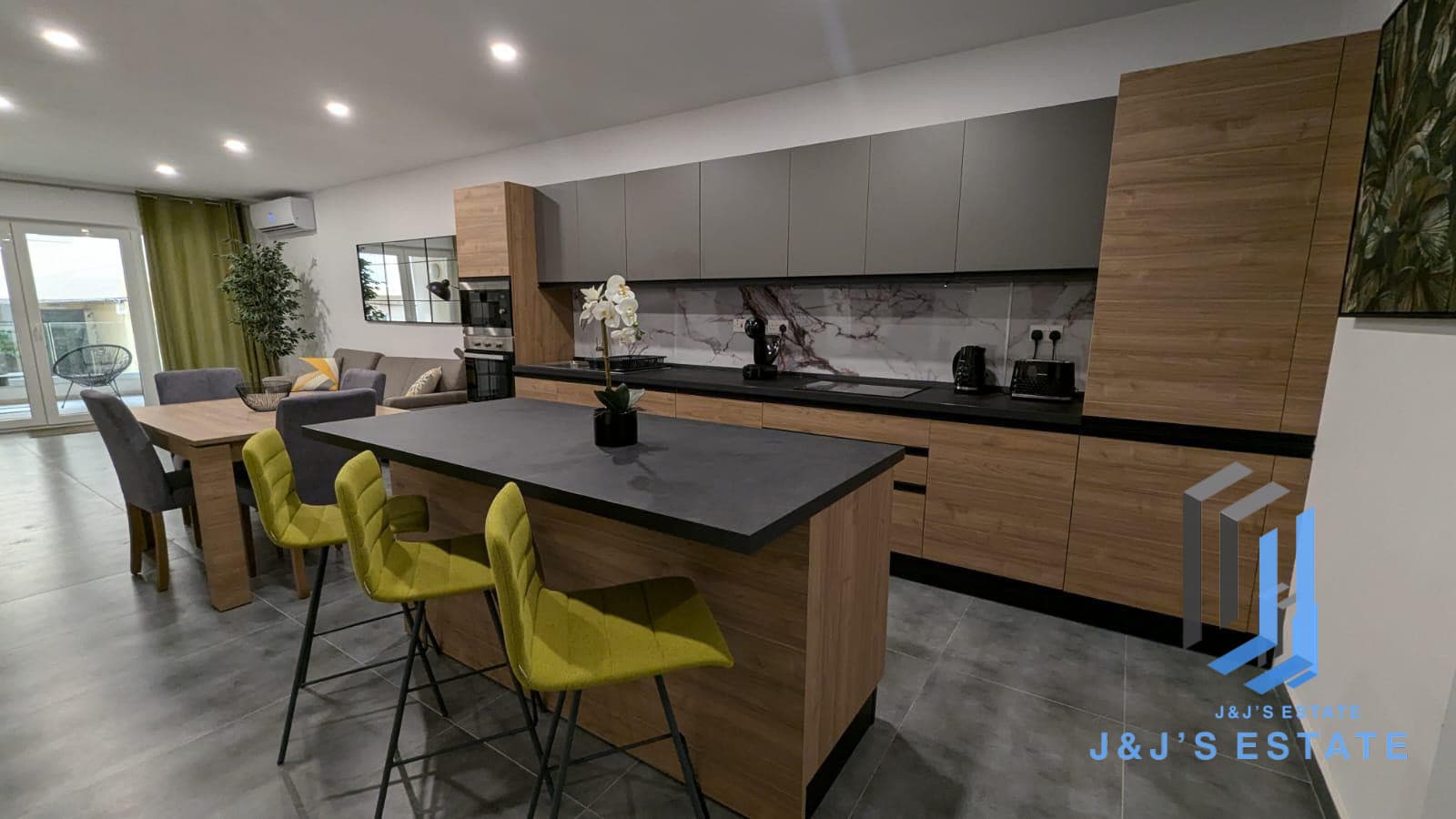 Three-bedroom apartment with terrace and balcony in Gzira · 1
