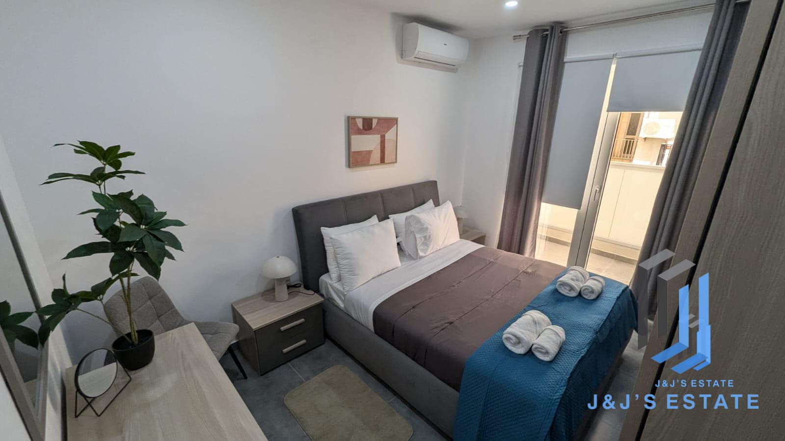 Three-bedroom apartment with terrace and balcony in Gzira · 2