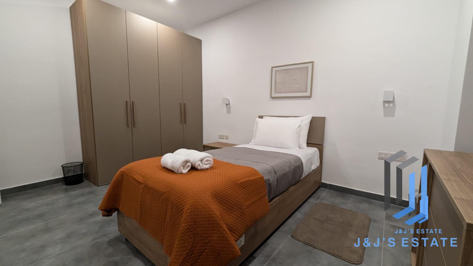Three-bedroom apartment with terrace and balcony in Gzira · 3