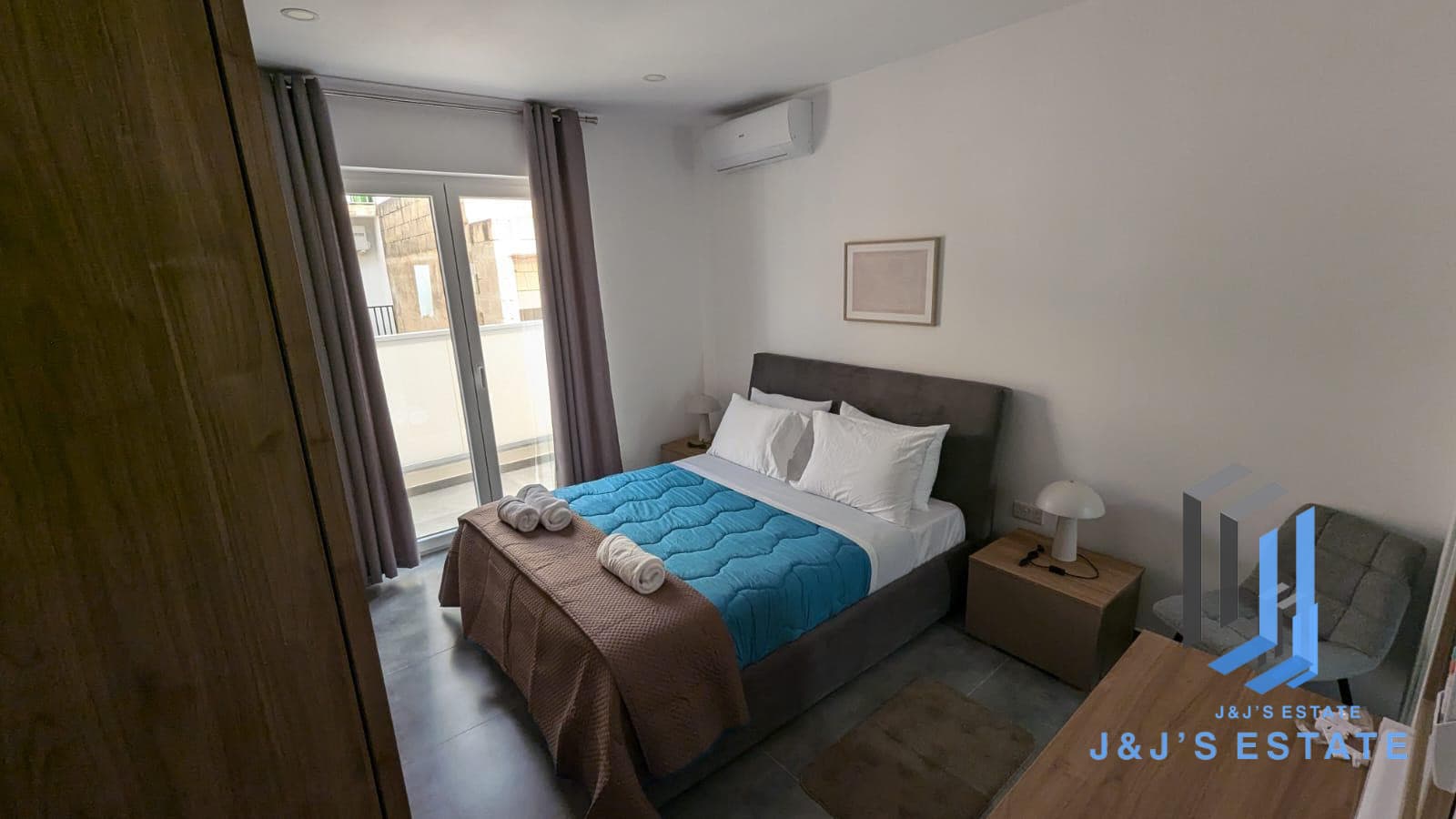 Three-bedroom apartment with terrace and balcony in Gzira · 4