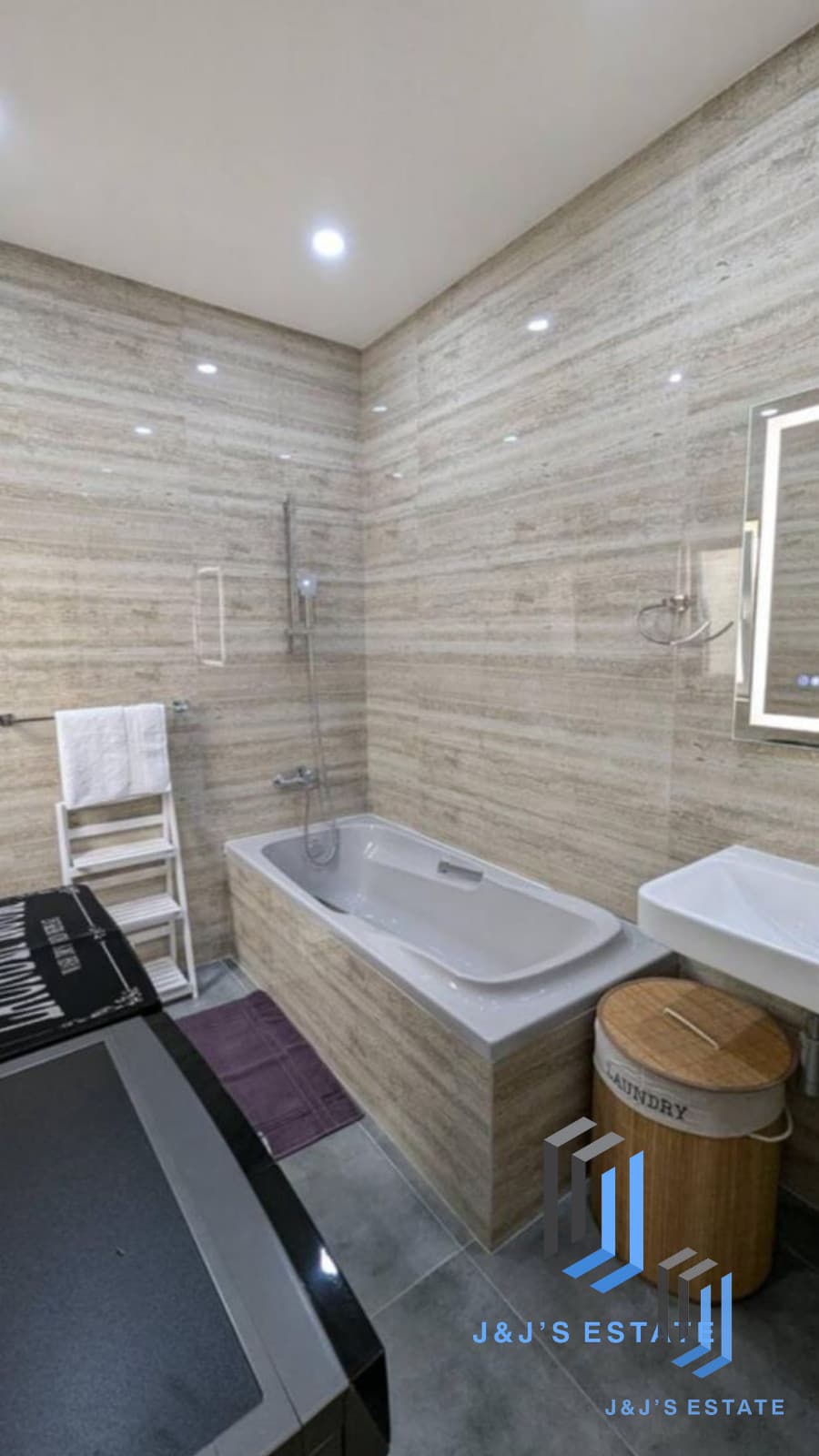Three-bedroom apartment with terrace and balcony in Gzira · 6