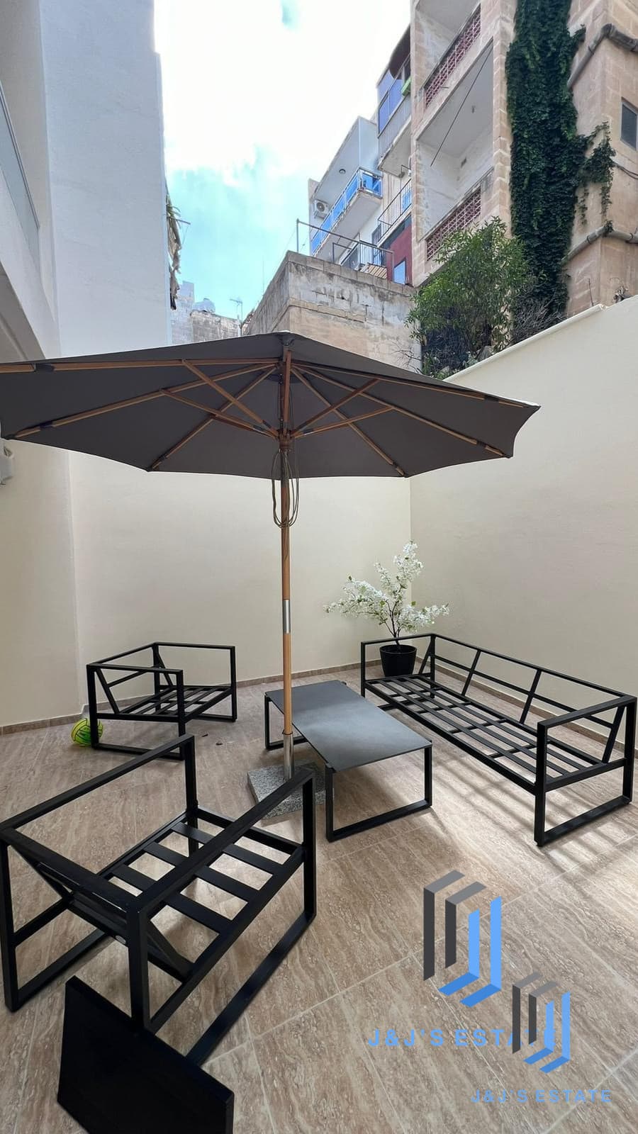 Three-bedroom apartment with terrace and balcony in Gzira · 8