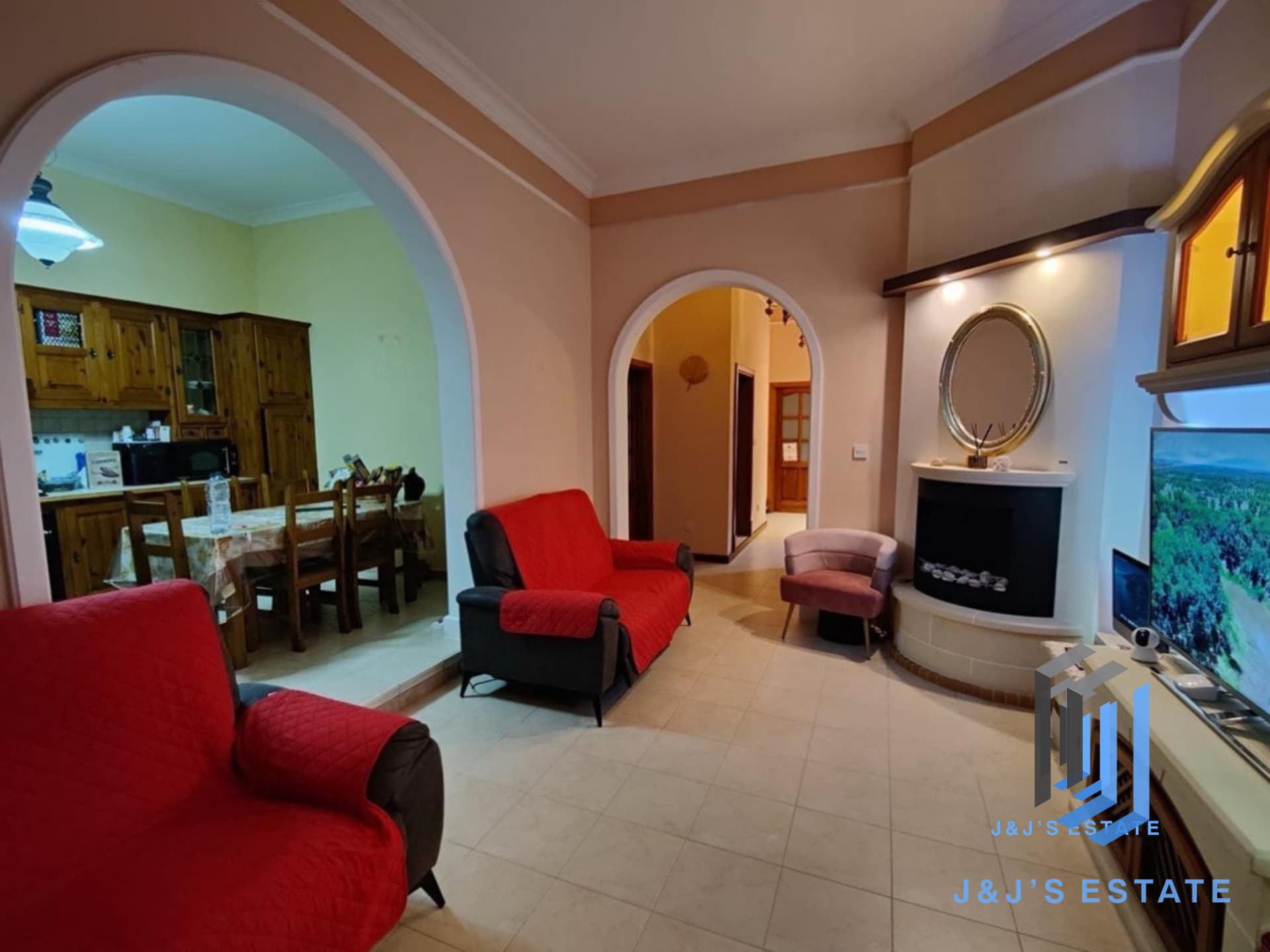 3-Bedroom Maisonette in Pembroke · 2