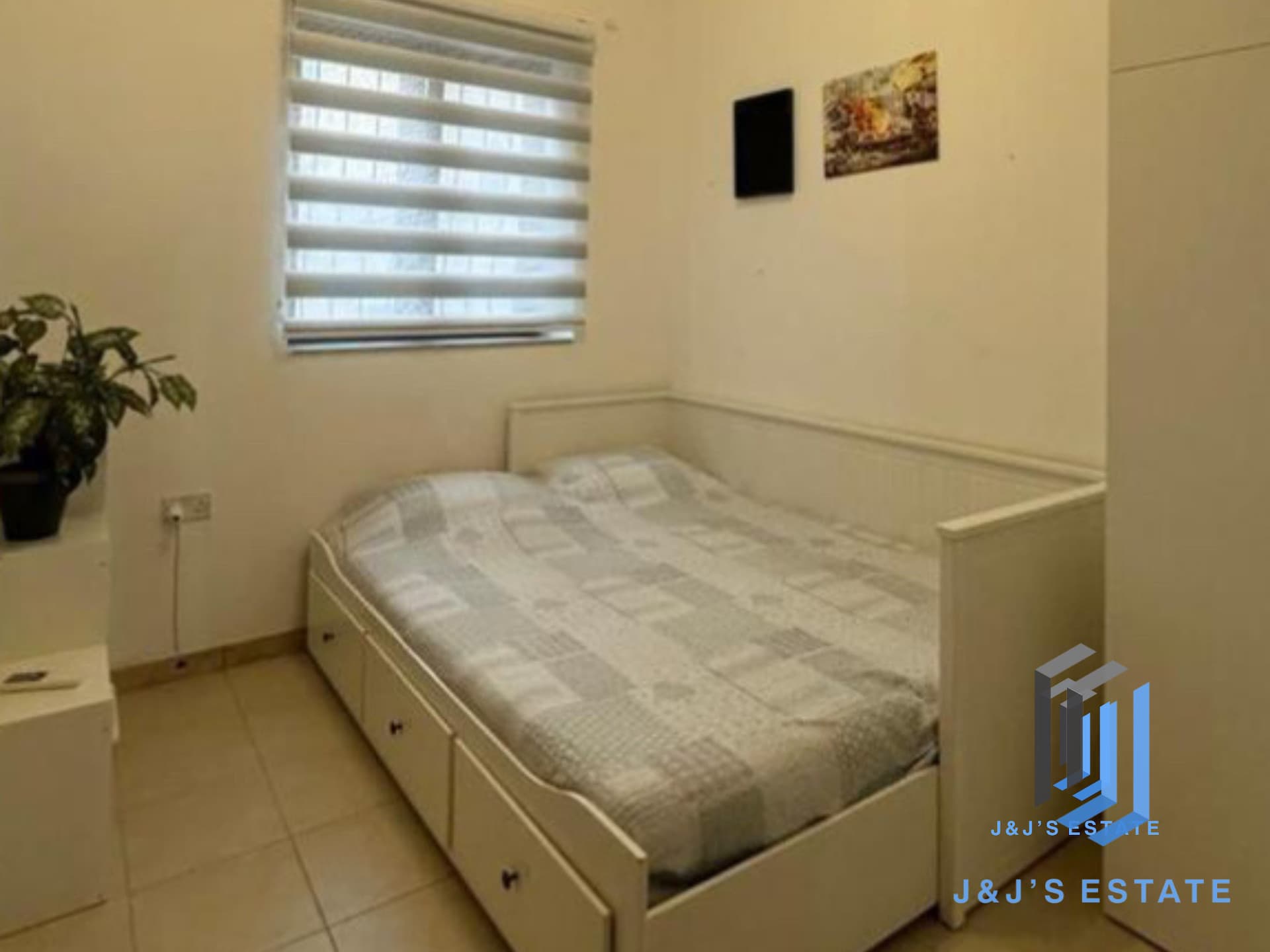 3-Bedroom Maisonette in Pembroke · 4