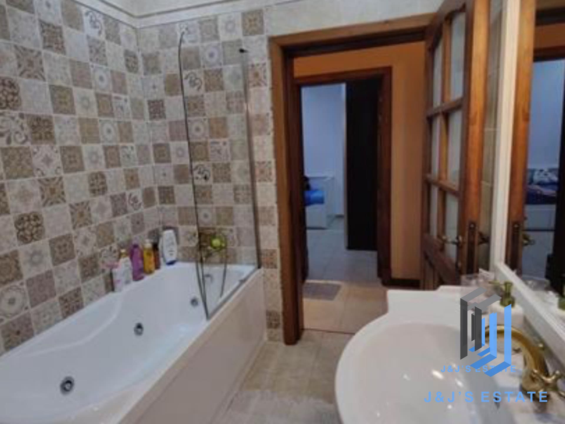 3-Bedroom Maisonette in Pembroke · 5