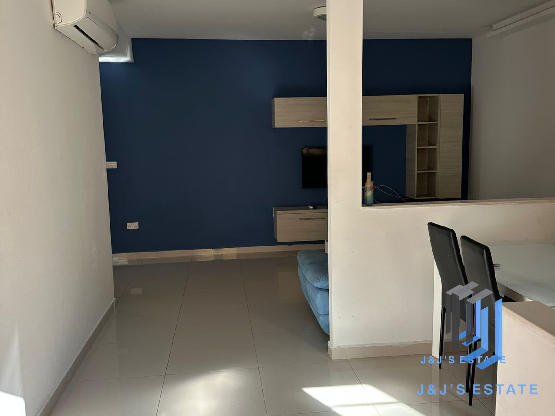 Spacious 3-Bedroom Maisonette · 1
