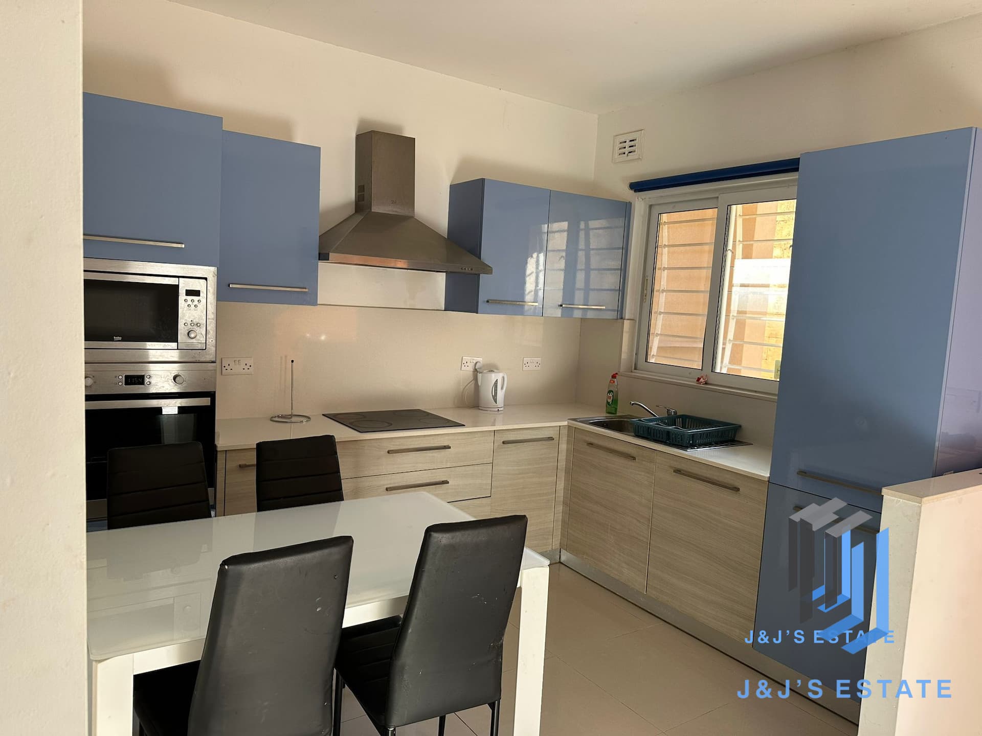 Spacious 3-Bedroom Maisonette · 2