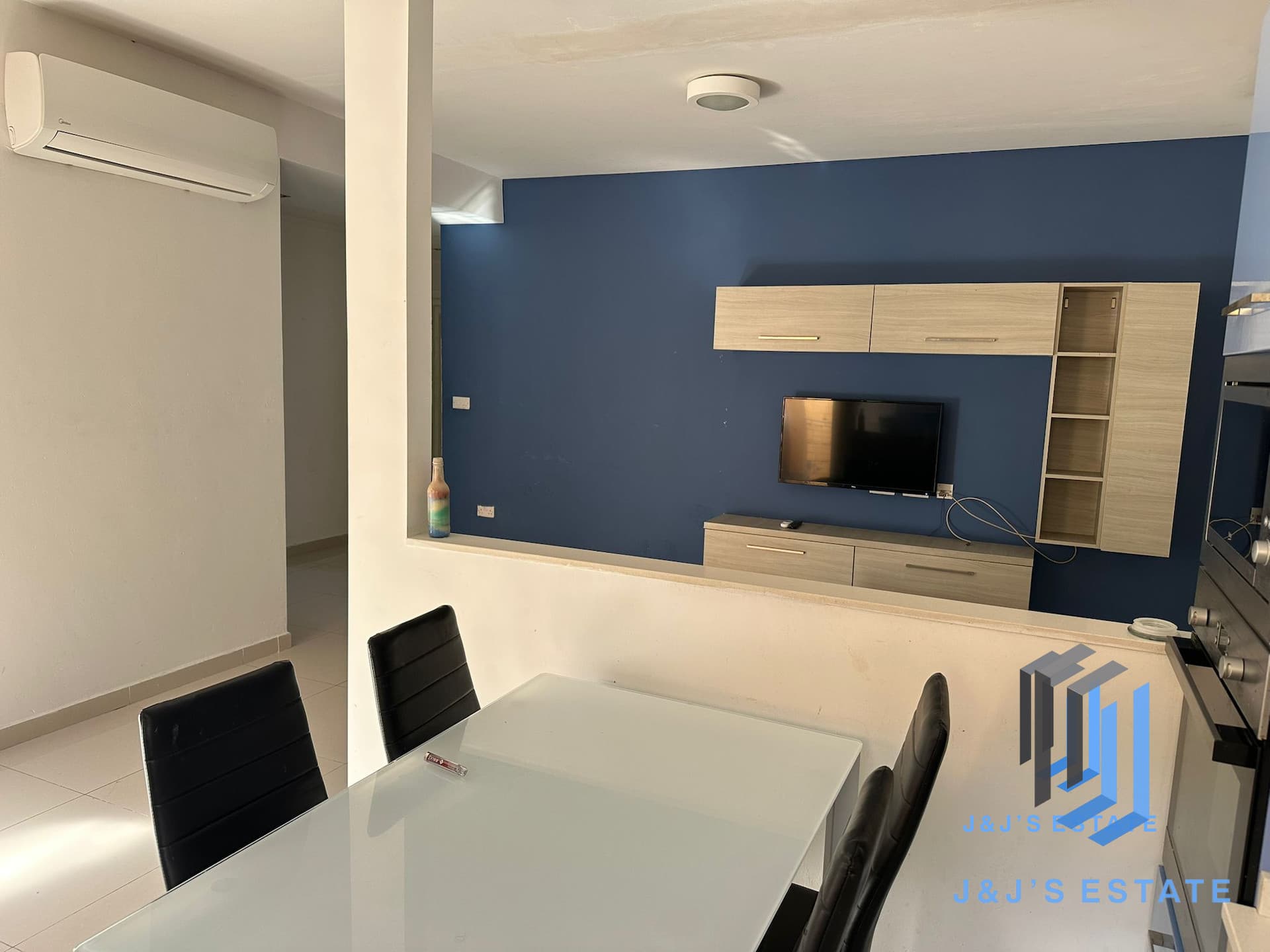 Spacious 3-Bedroom Maisonette · 3